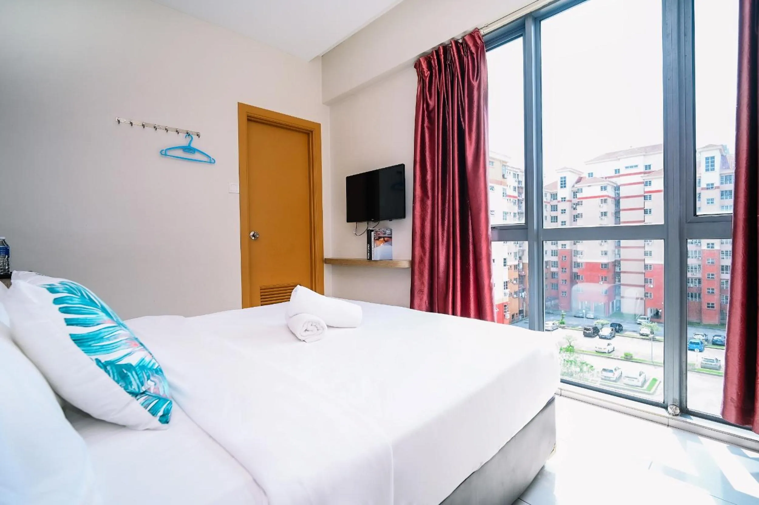 Bed in Swing & Pillows - PJ21 Petaling Jaya