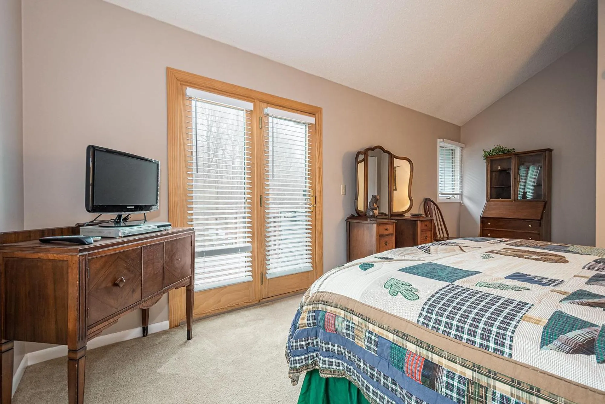 Property building, Bed in Beary Relaxing