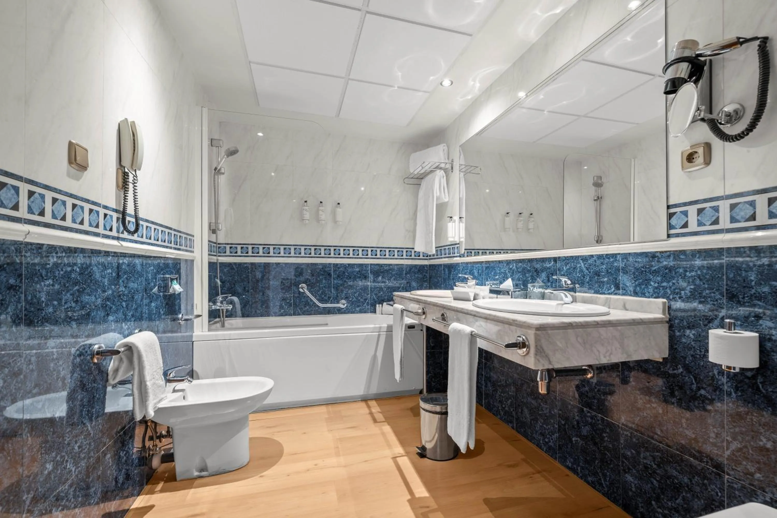 Bathroom in Hotel Zentral Gijón Rey Pelayo