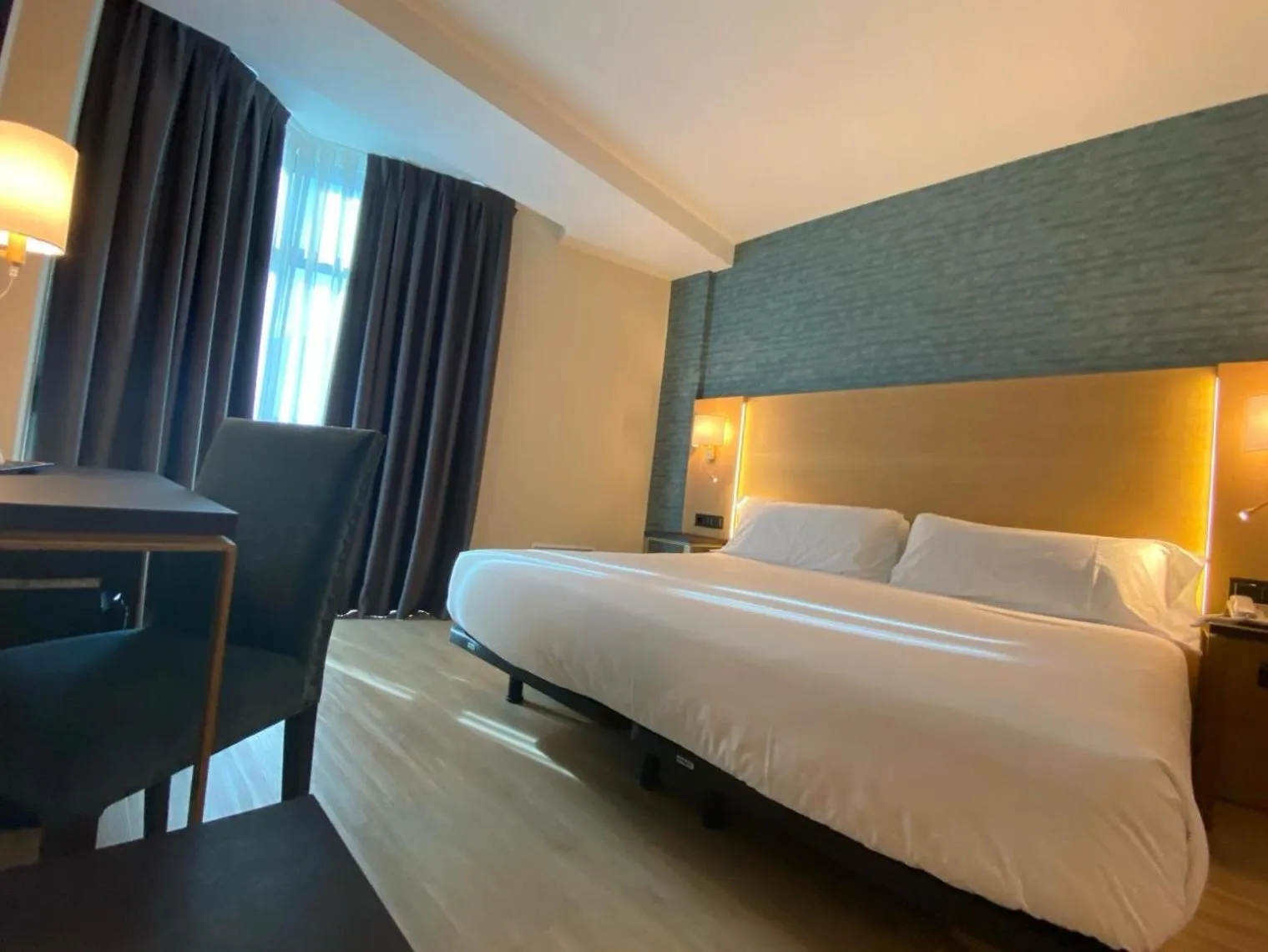 Bedroom, Bed in Hotel Zentral Gijón Rey Pelayo