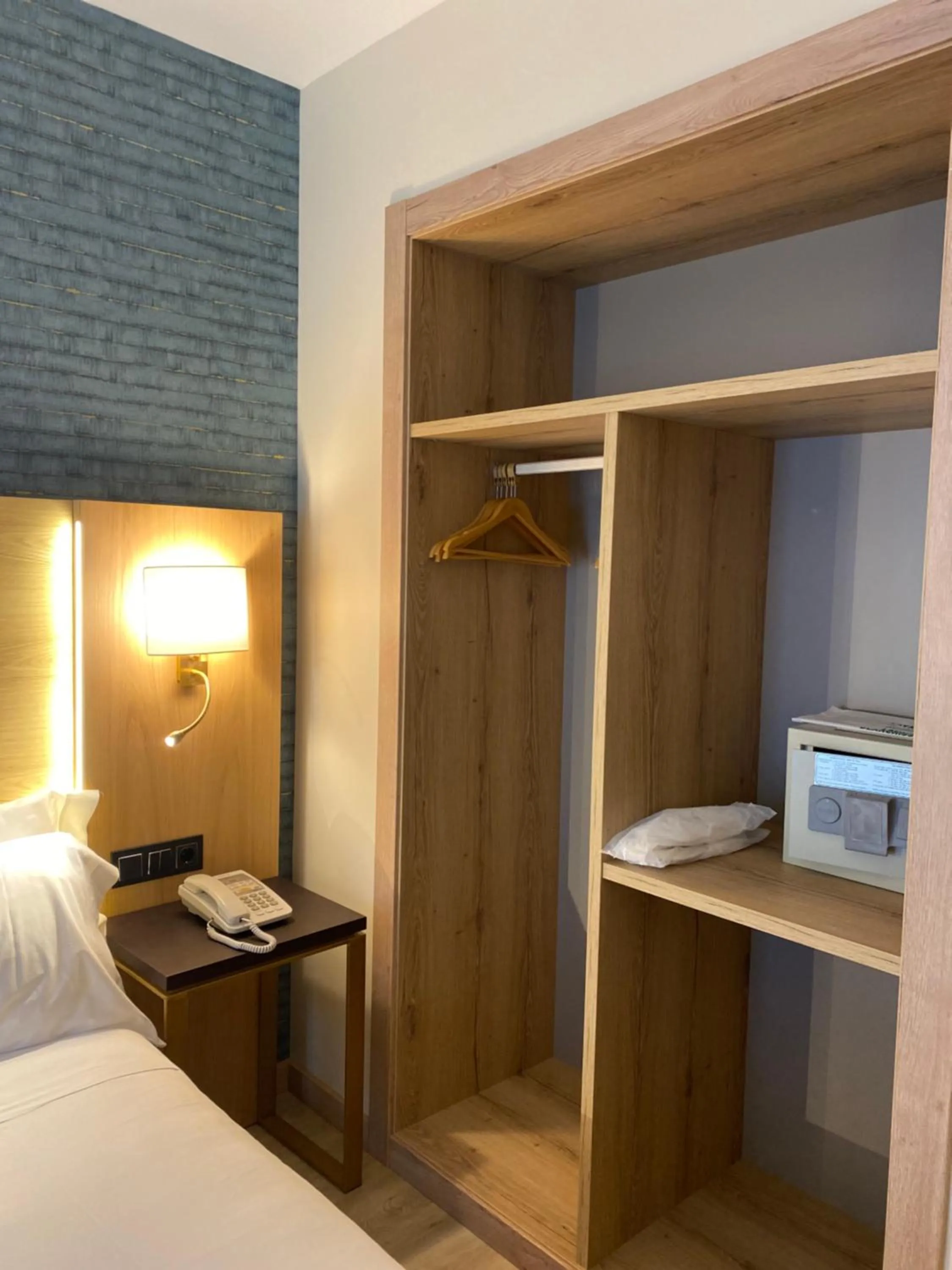 Photo of the whole room, Bed in Hotel Zentral Gijón Rey Pelayo