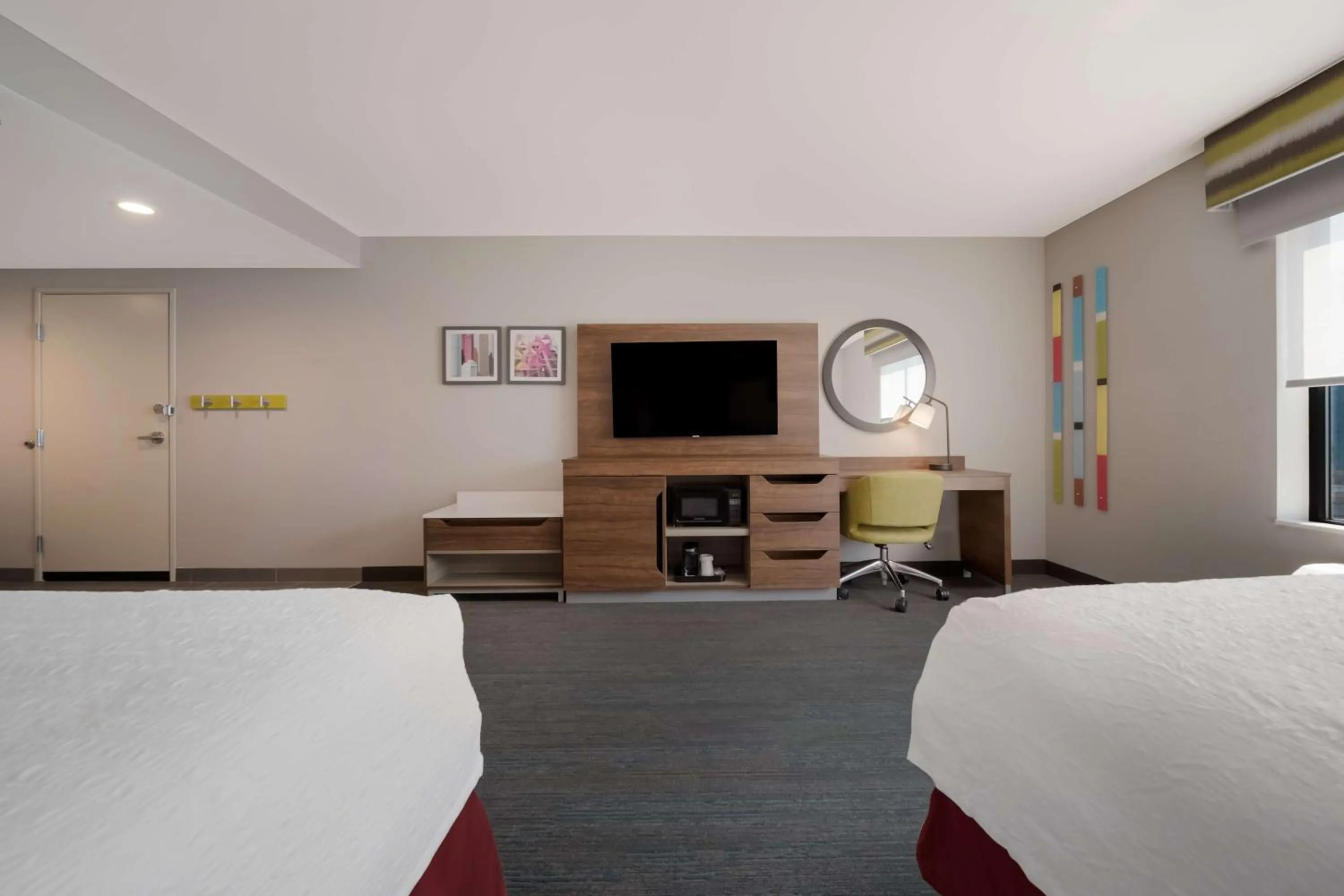 Bedroom, Bed in Hampton Inn by Hilton Detroit Southfield