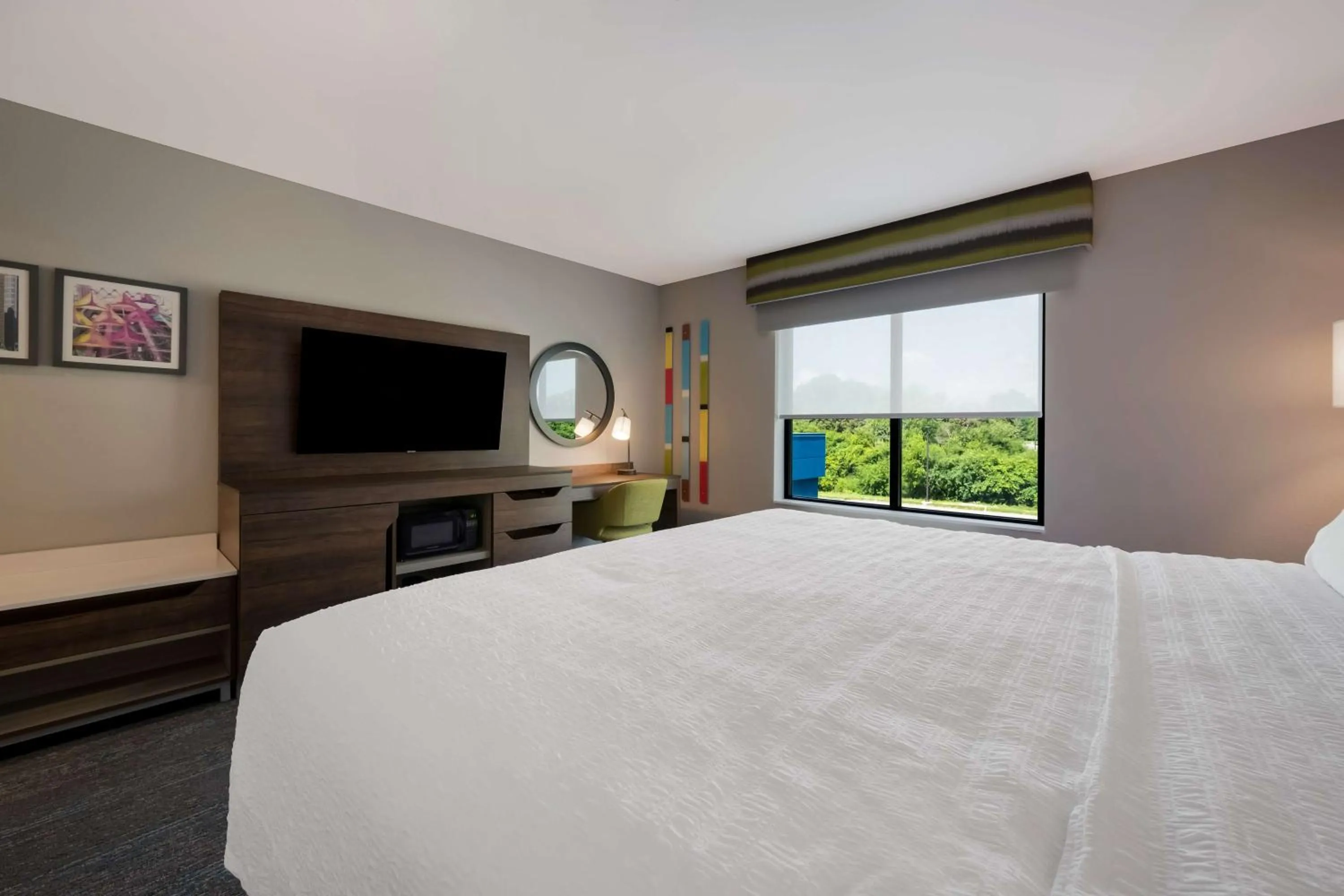 Bedroom, Bed in Hampton Inn by Hilton Detroit Southfield