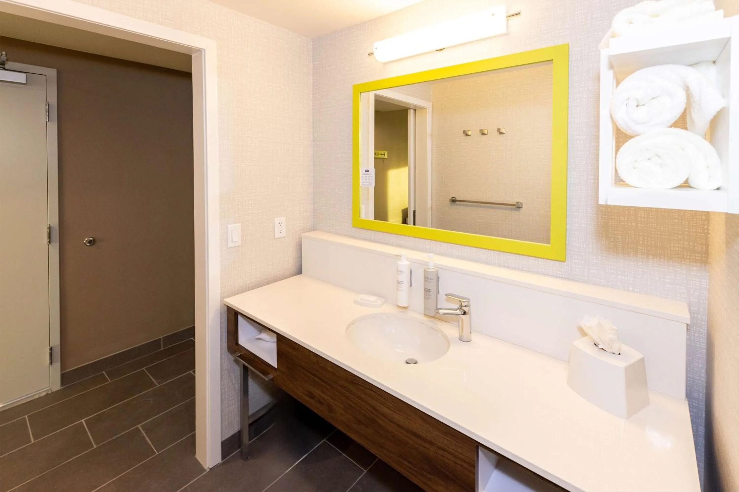 Bathroom in Hampton Inn Selma, Ca