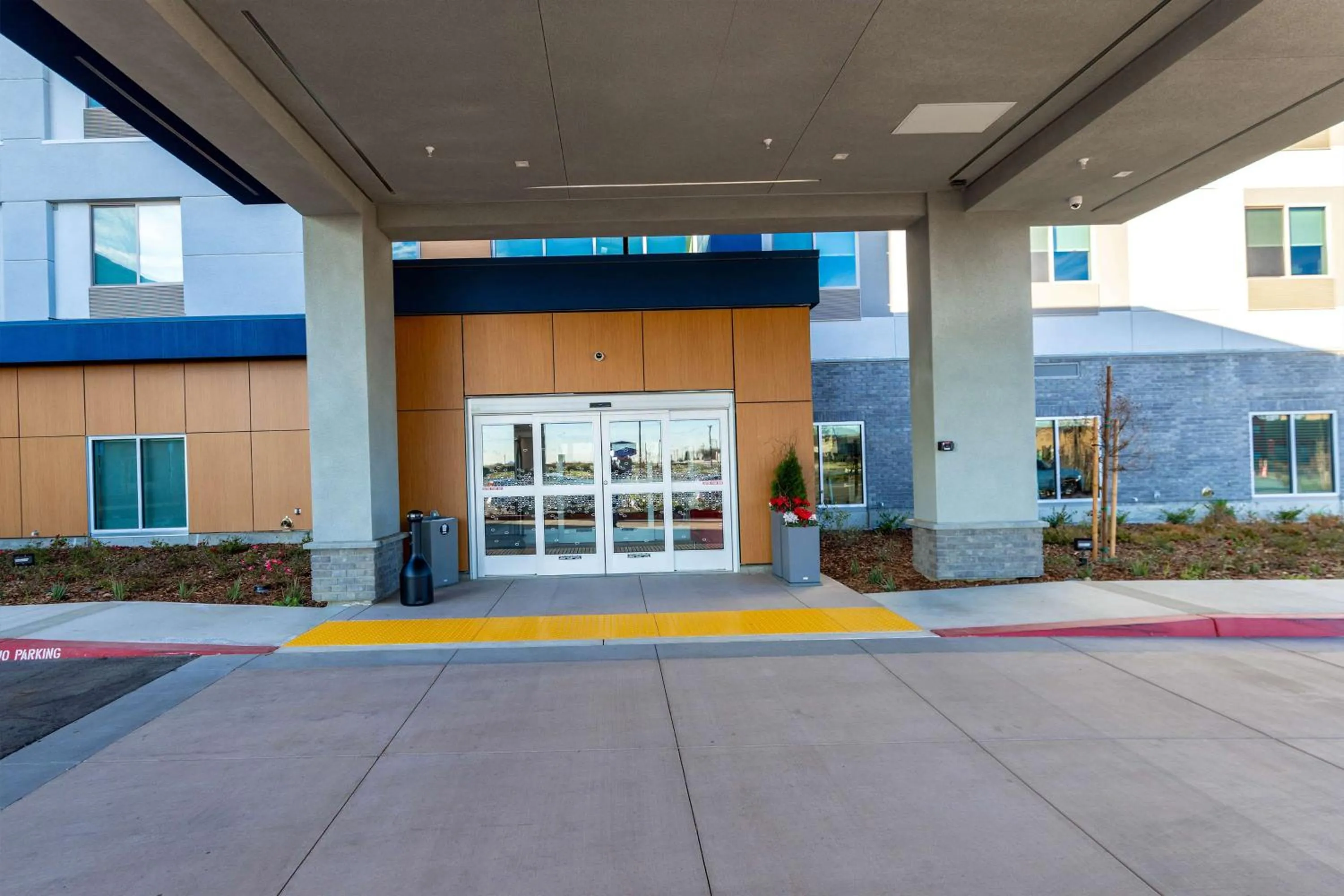 Property building in Hampton Inn Selma, Ca