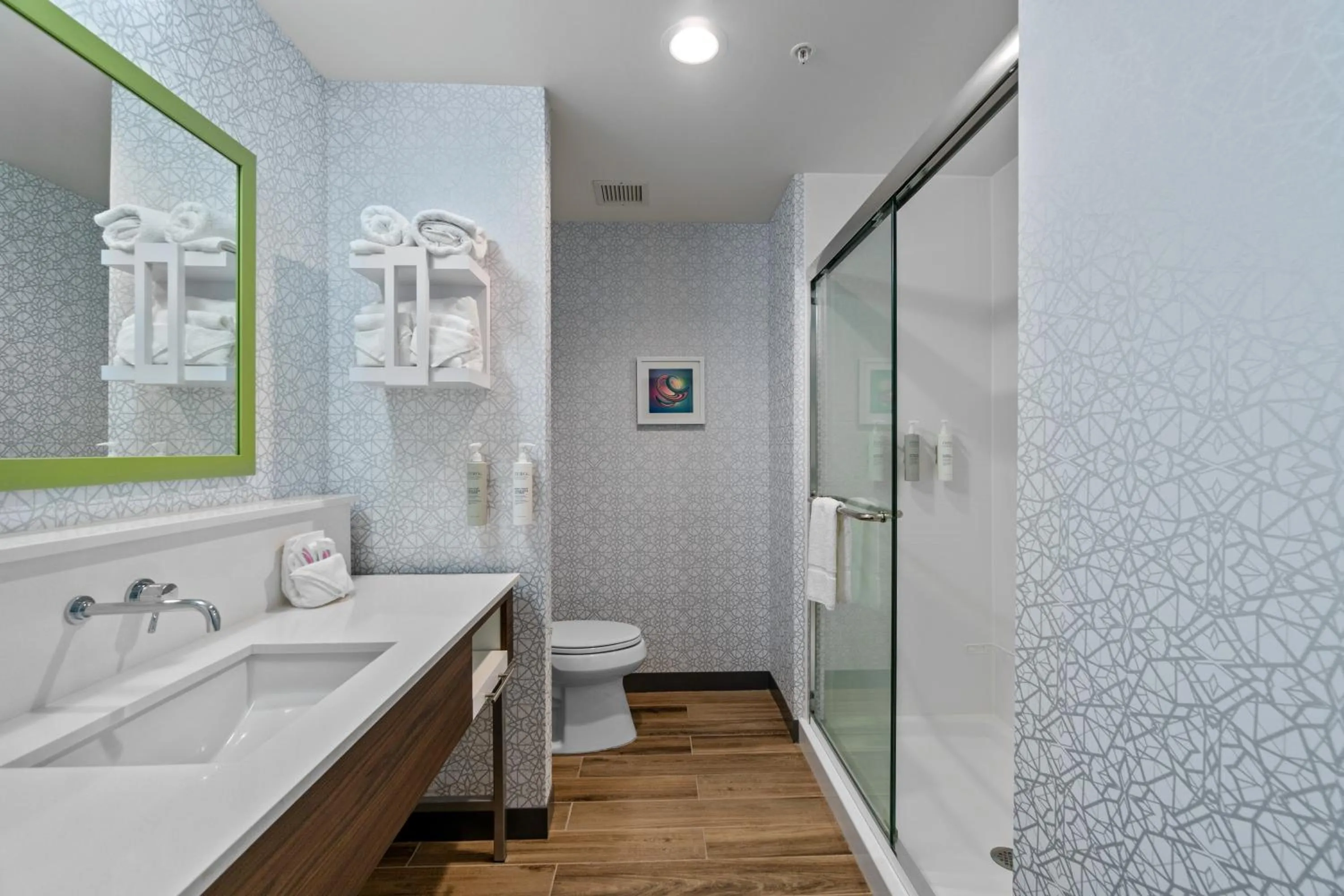 Bathroom in Hampton Inn Redmond Bend Airport