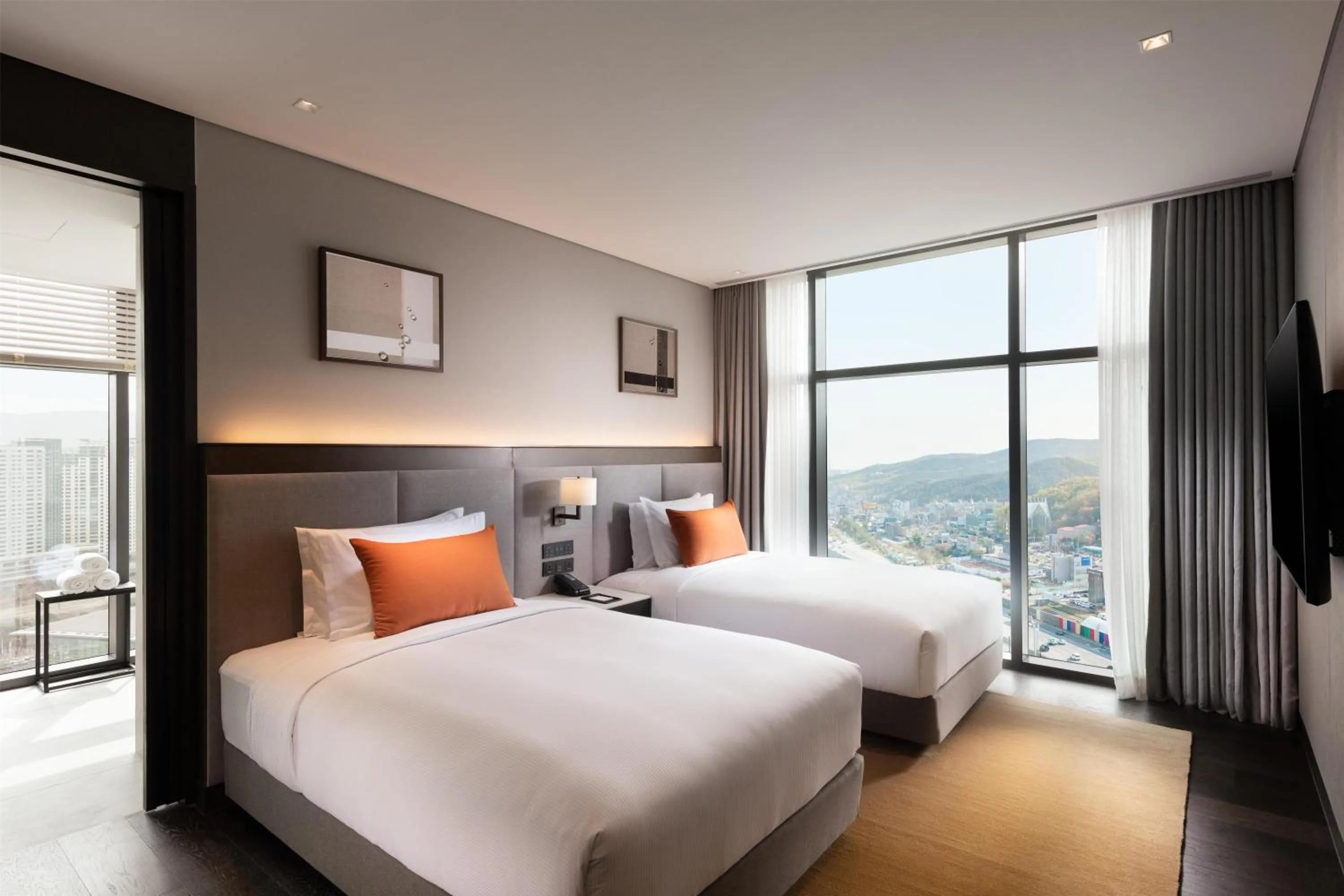 Bed in DoubleTree By Hilton Seoul Pangyo Residences