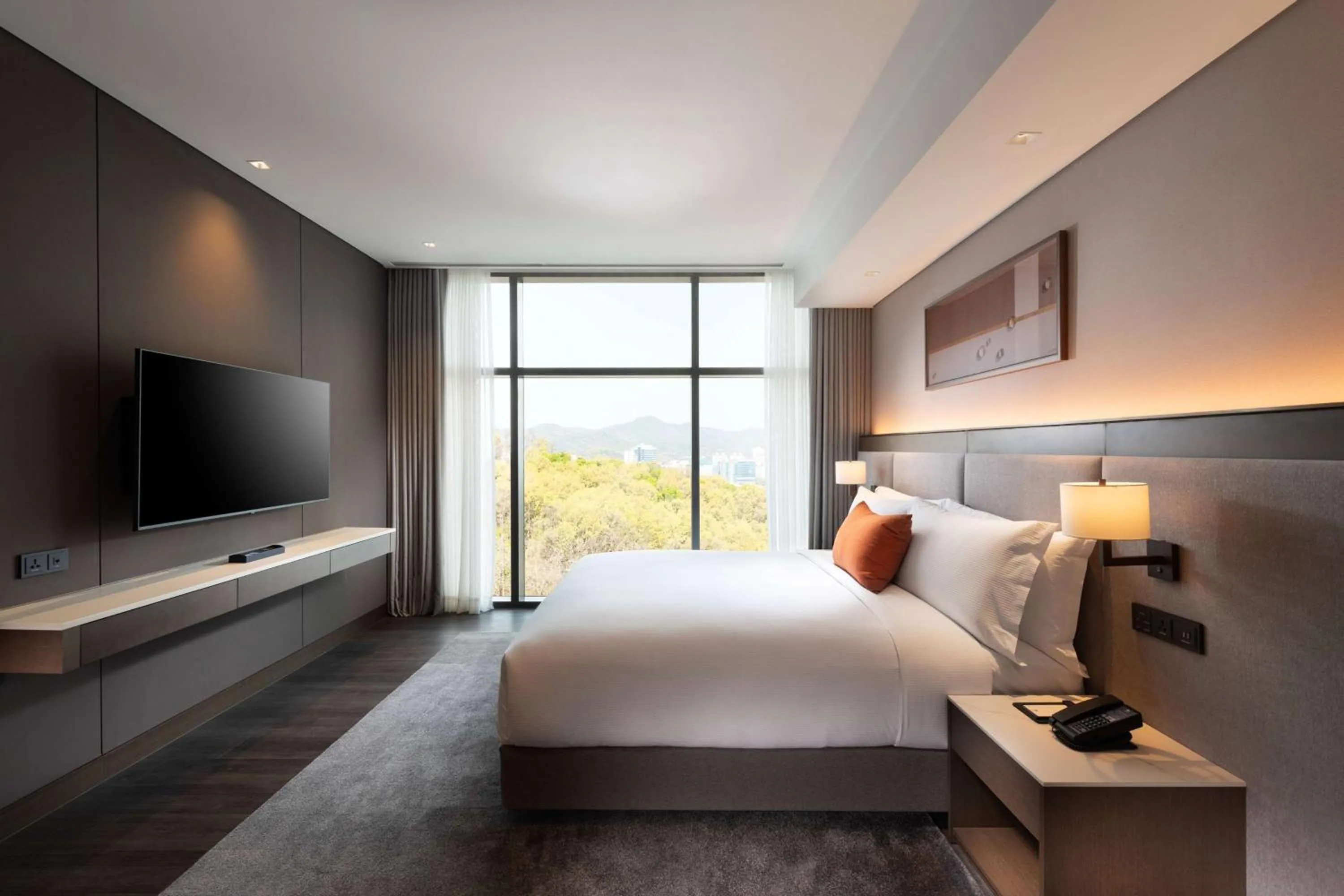 Bed in DoubleTree By Hilton Seoul Pangyo Residences