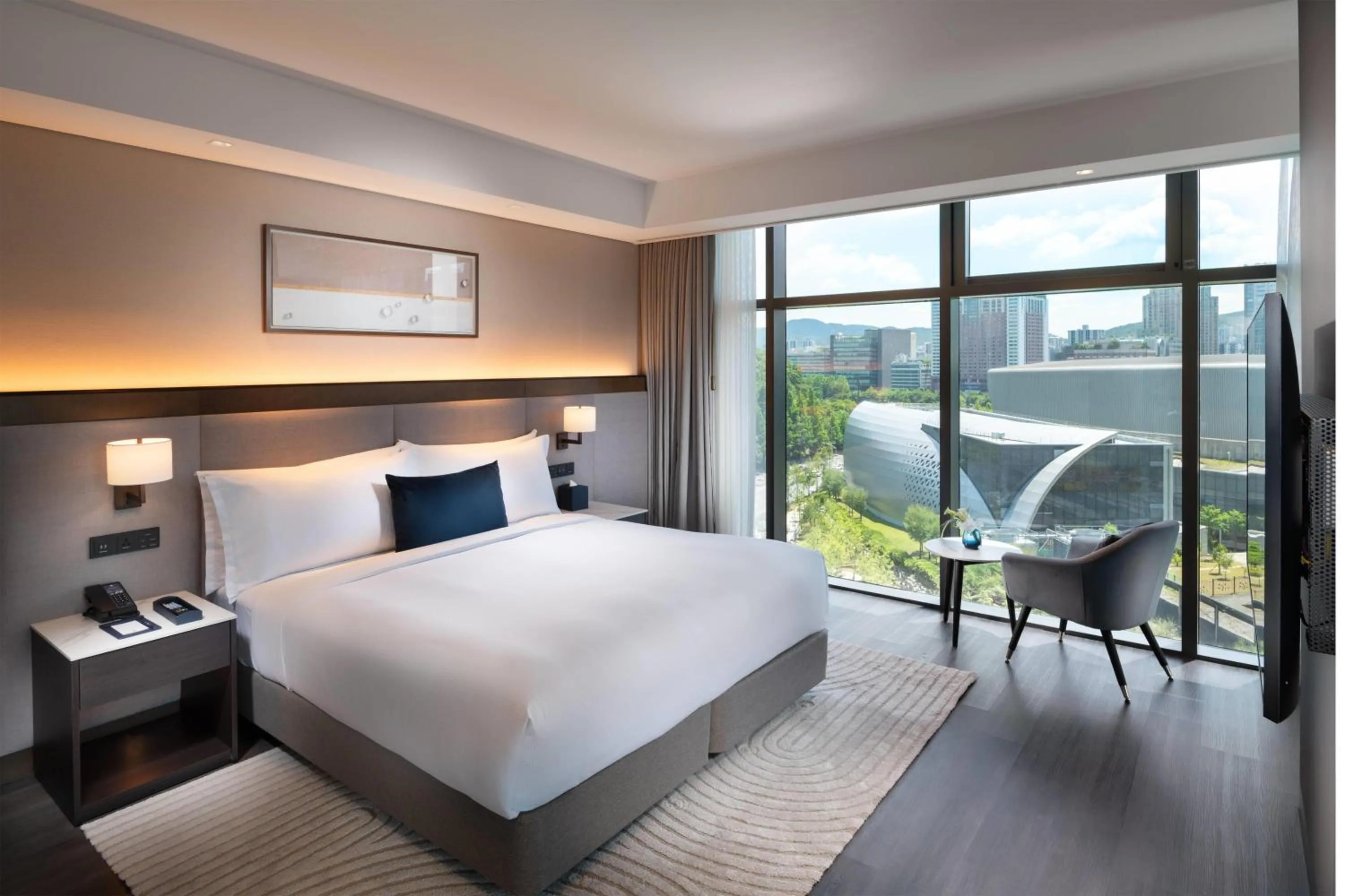 Bed in DoubleTree By Hilton Seoul Pangyo Residences
