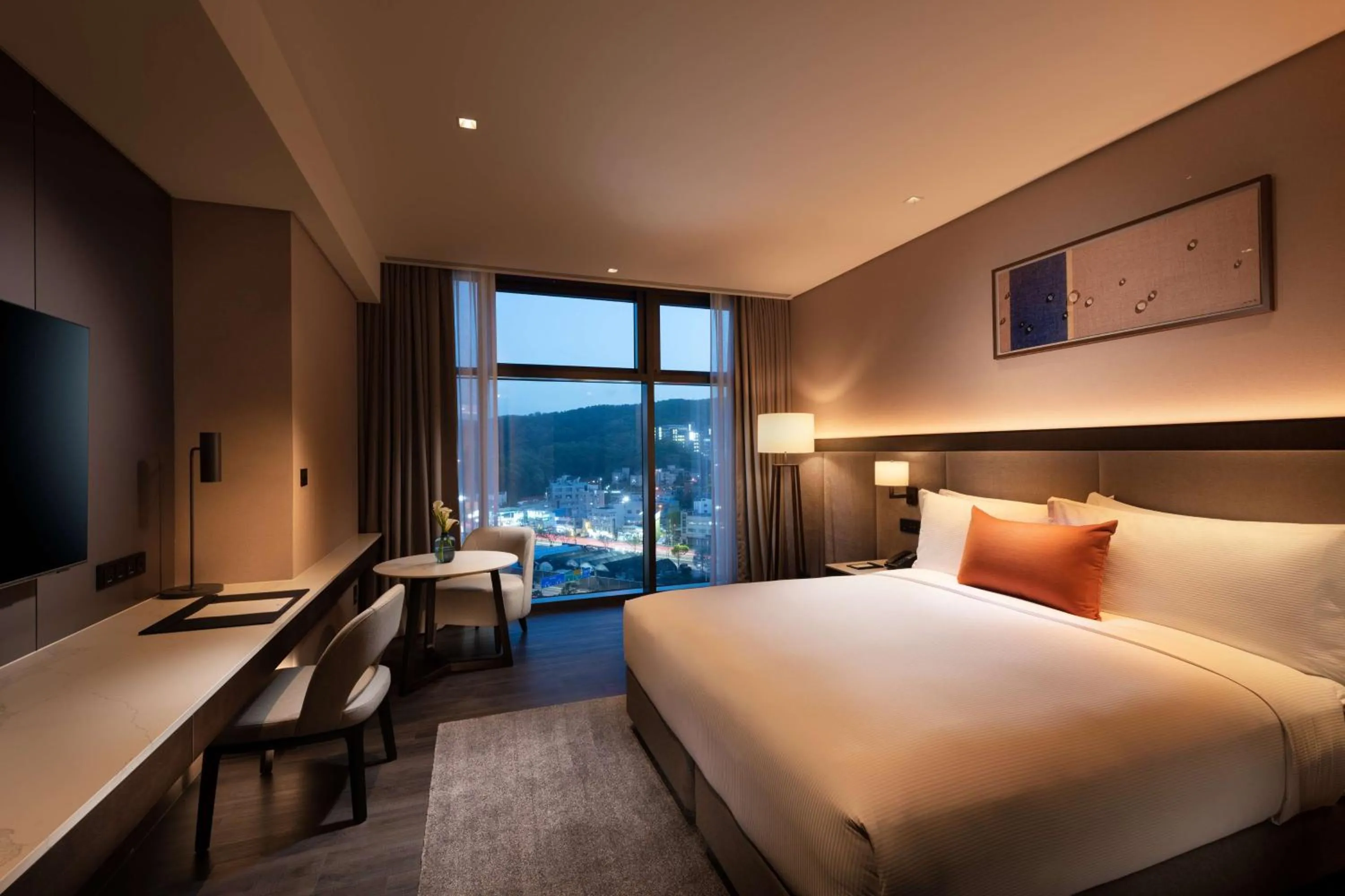 Bedroom, Bed in DoubleTree By Hilton Seoul Pangyo