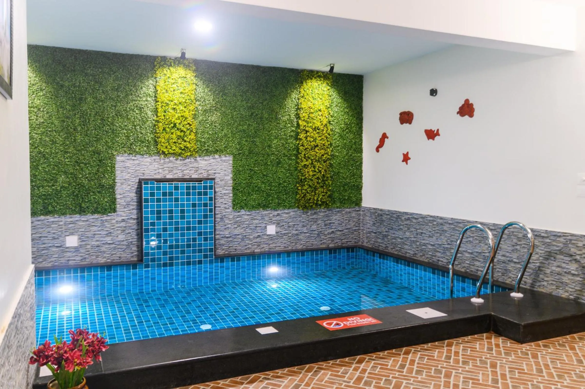 Swimming pool in Lotus & Orchid Villas by Ramnath Homes