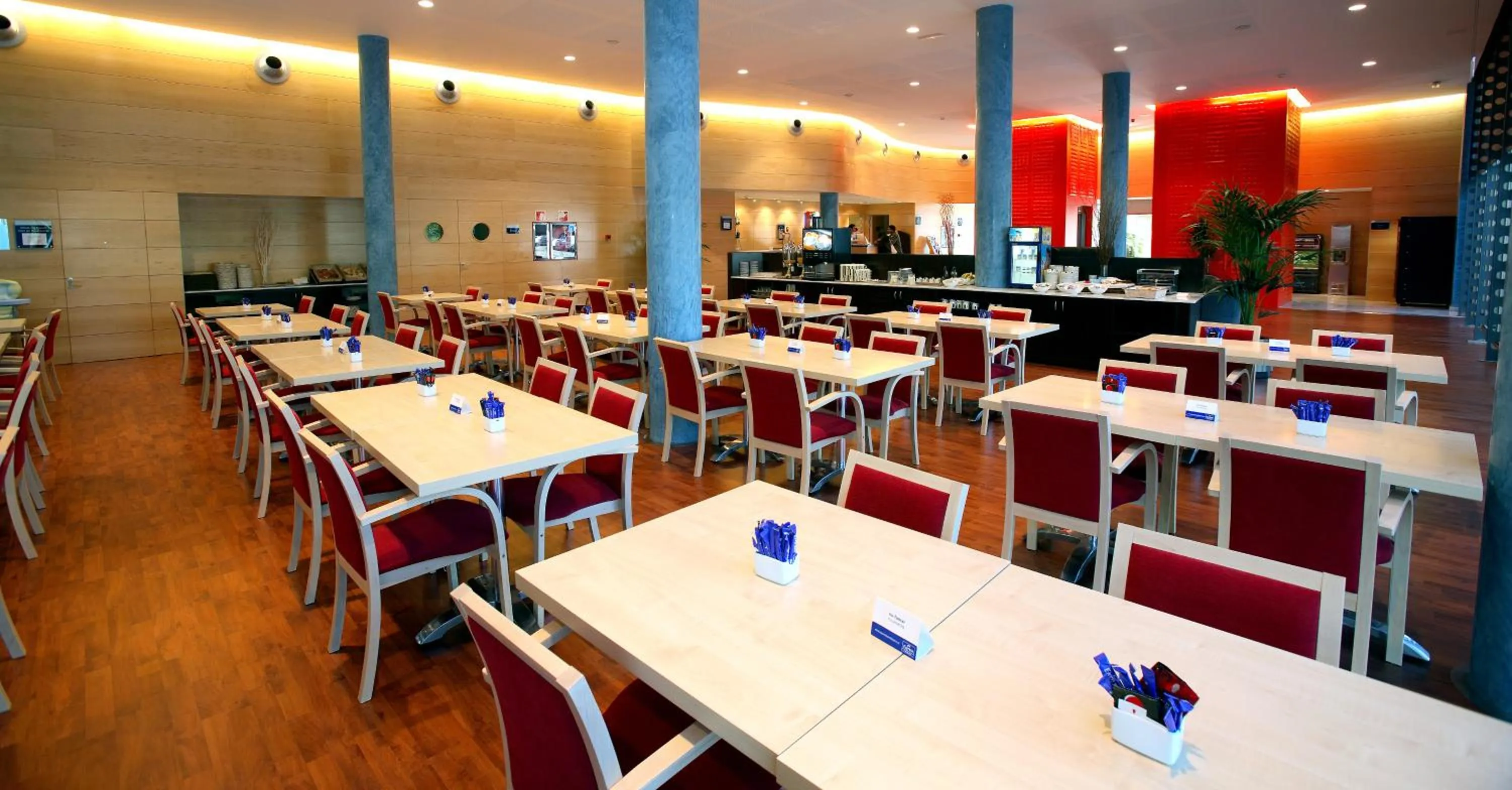 Restaurant/places to eat in Holiday Inn Express Molins de Rei by IHG