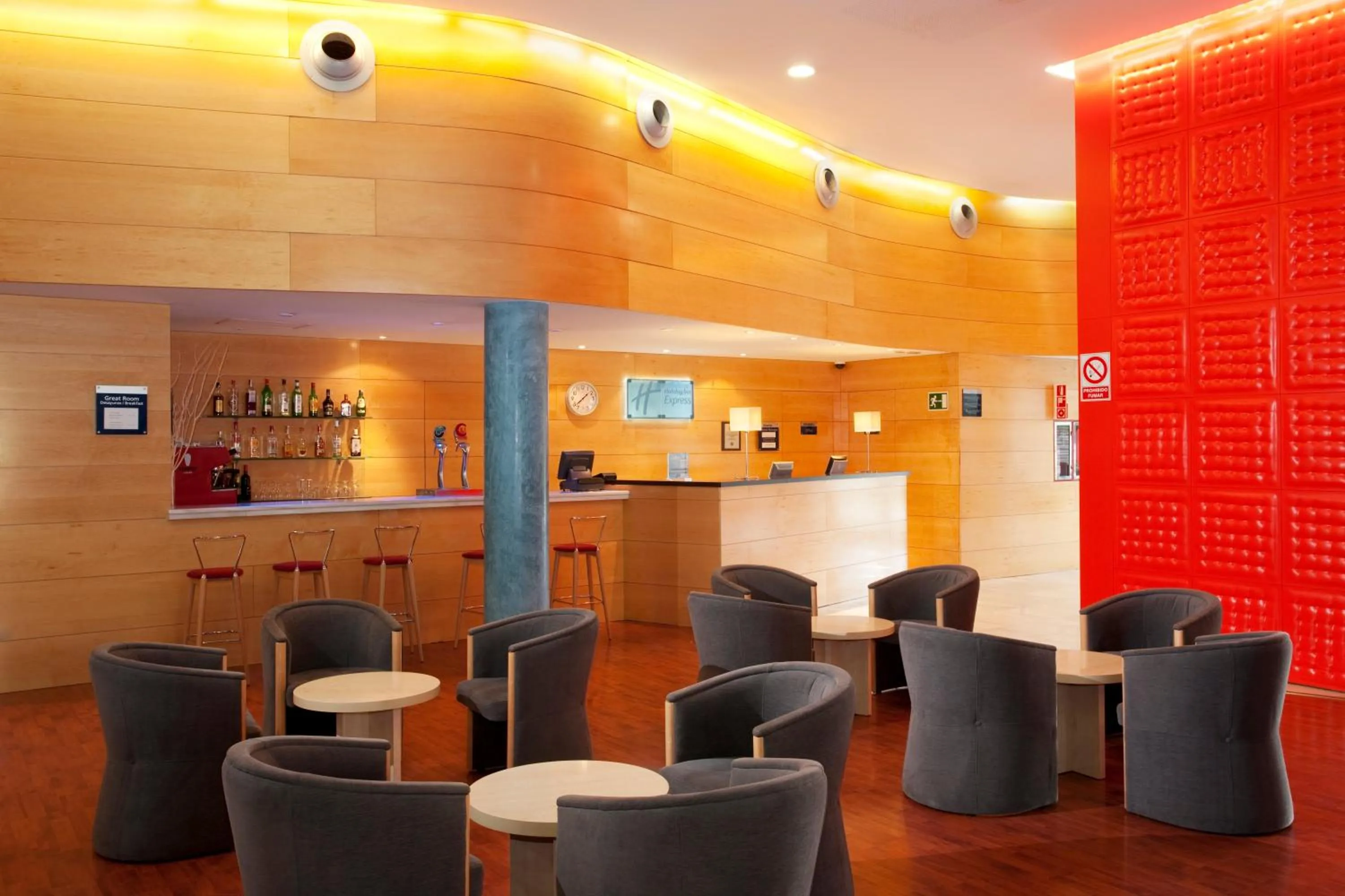 Lobby or reception in Holiday Inn Express Molins de Rei by IHG