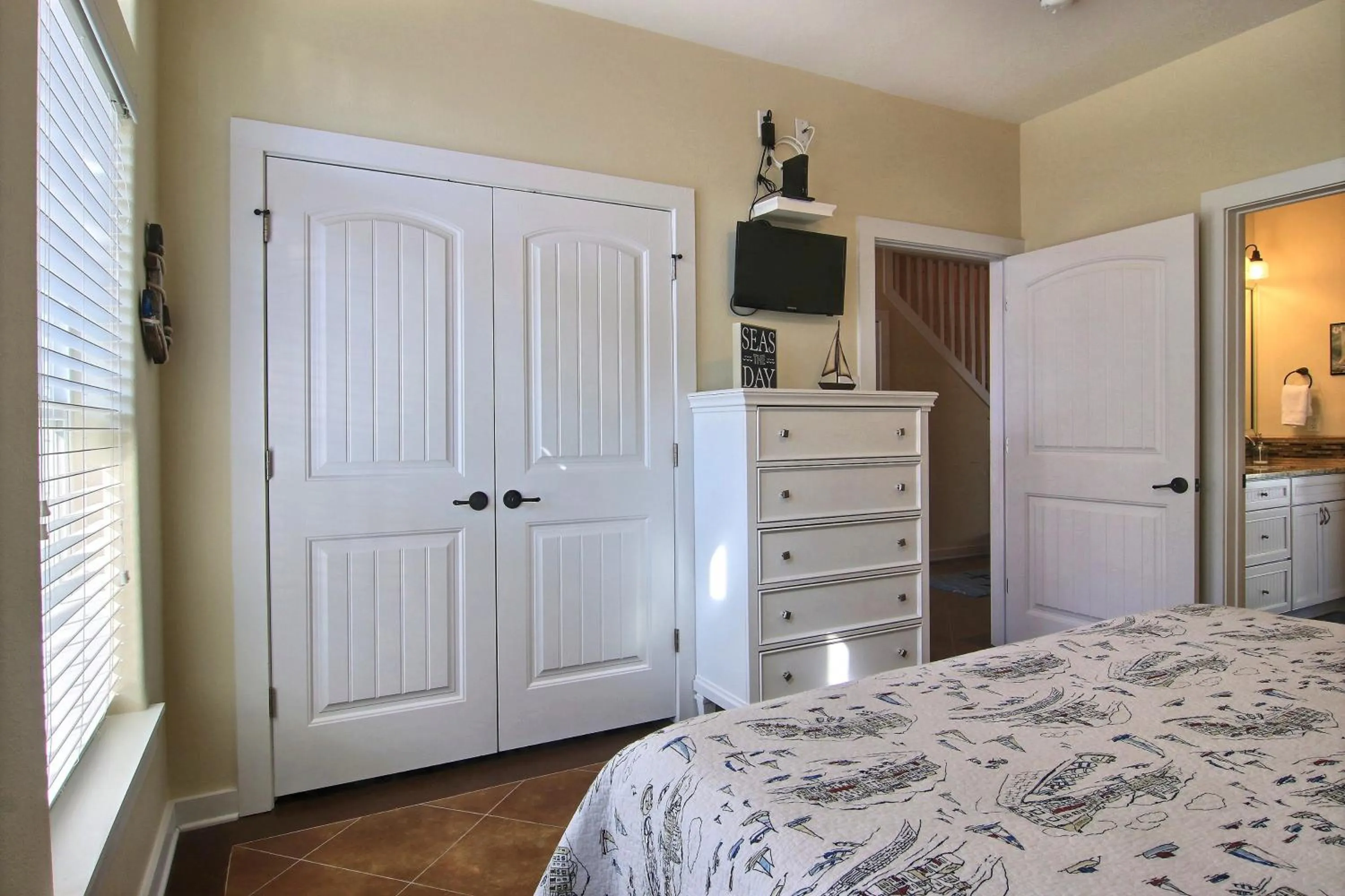 Property building, Bed in Kona Cove