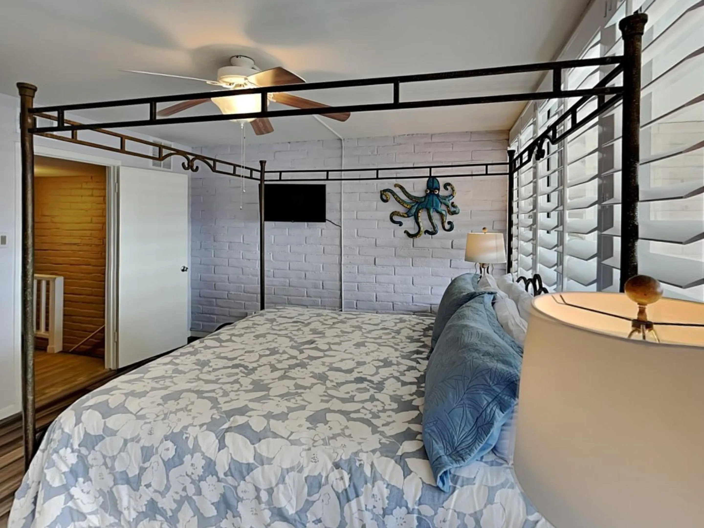 Property building, Bed in Pearl Marlin