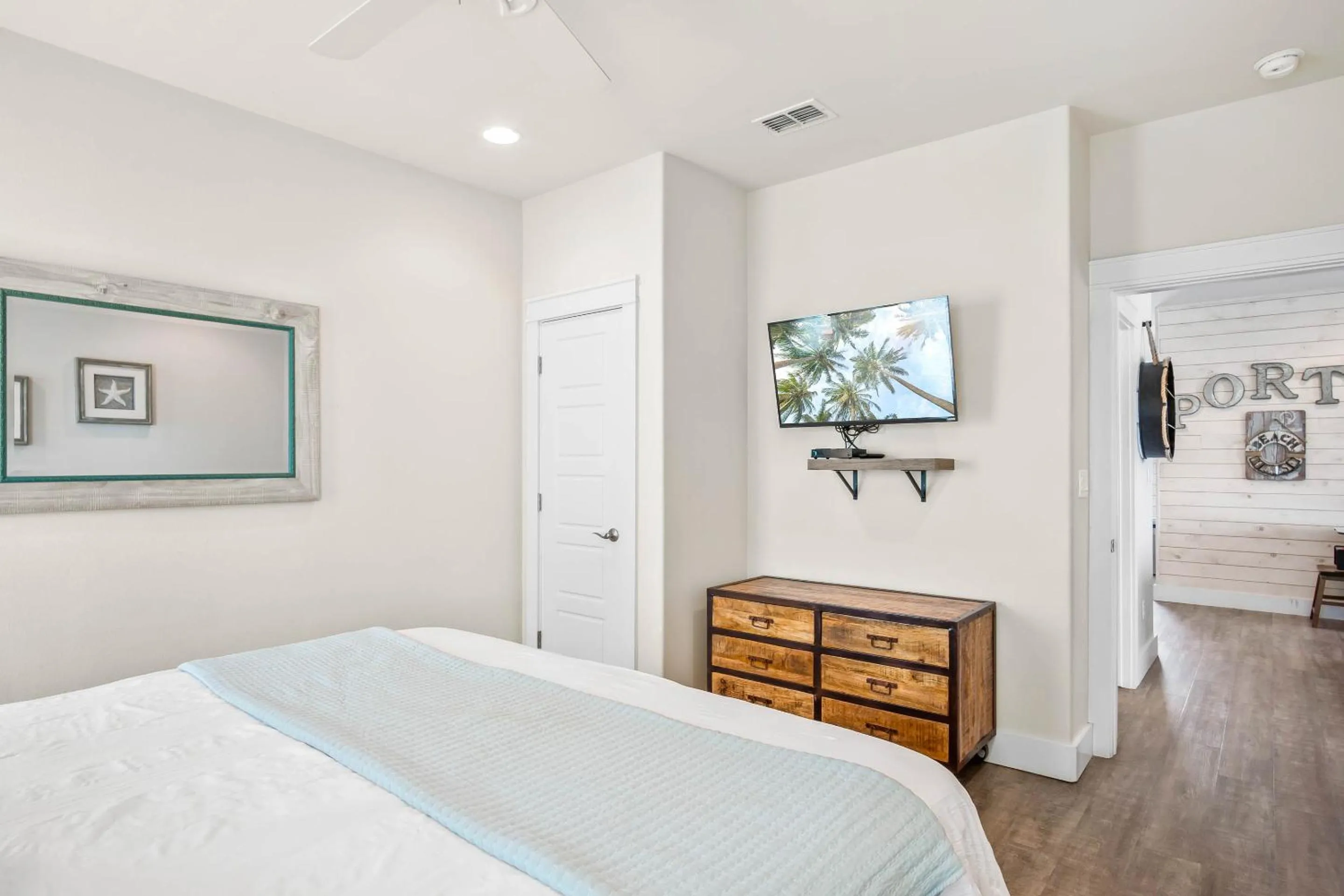 Property building, Bed in Beach-A-Holic