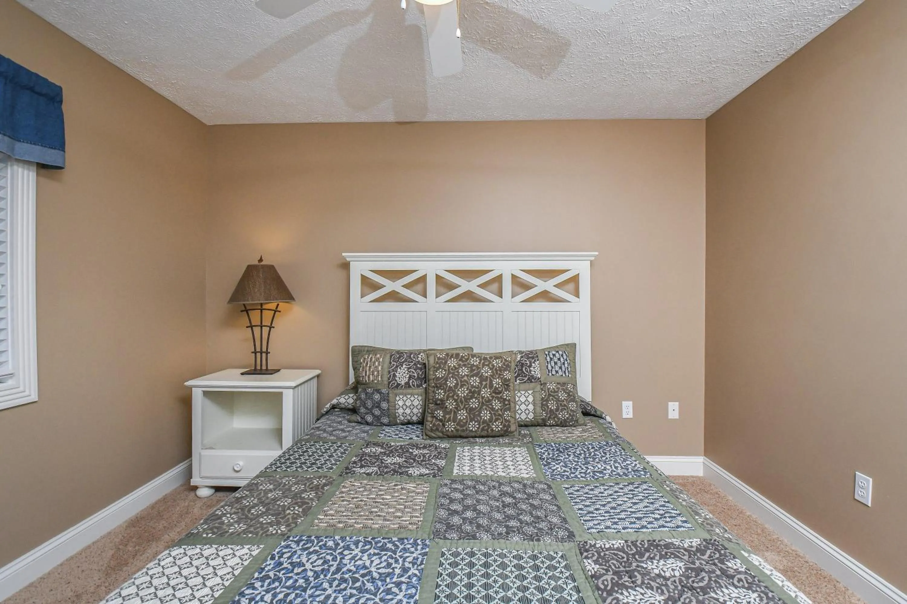 Property building, Bed in Black Bear Lodge