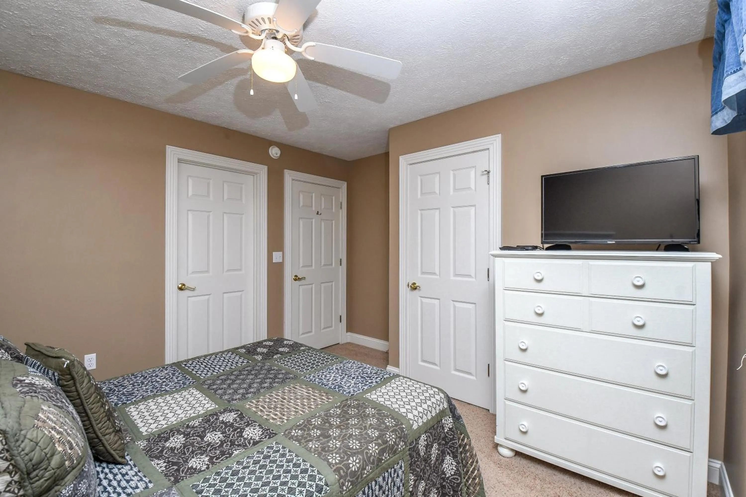 Property building, Bed in Black Bear Lodge