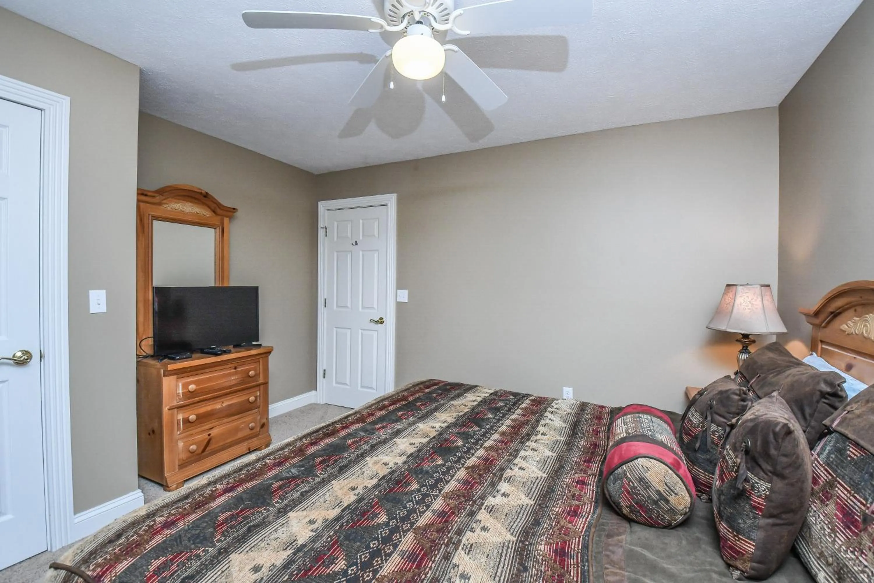 Property building, Bed in Black Bear Lodge