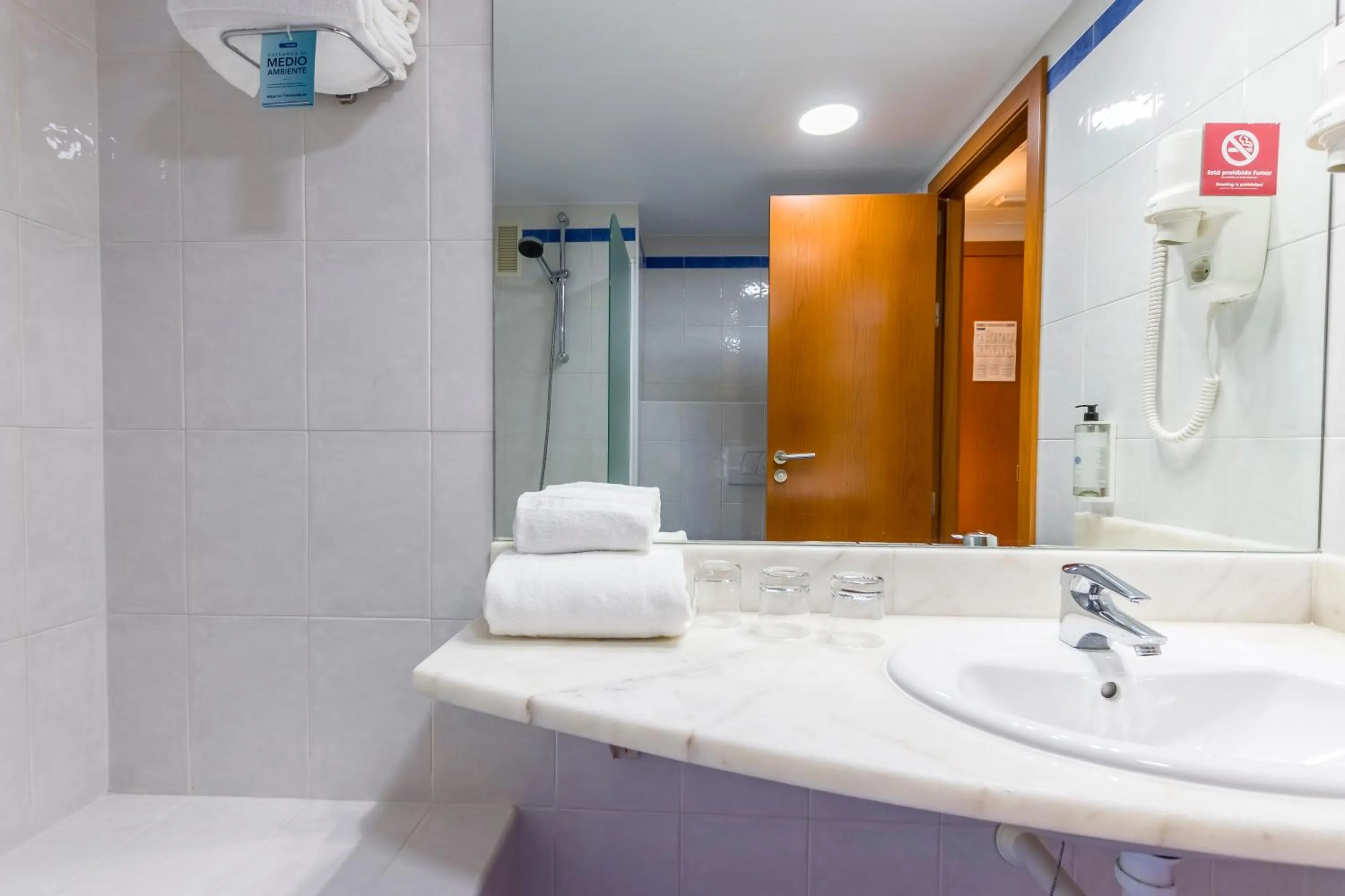 Bathroom in Travelodge Madrid Alcalá de Henares