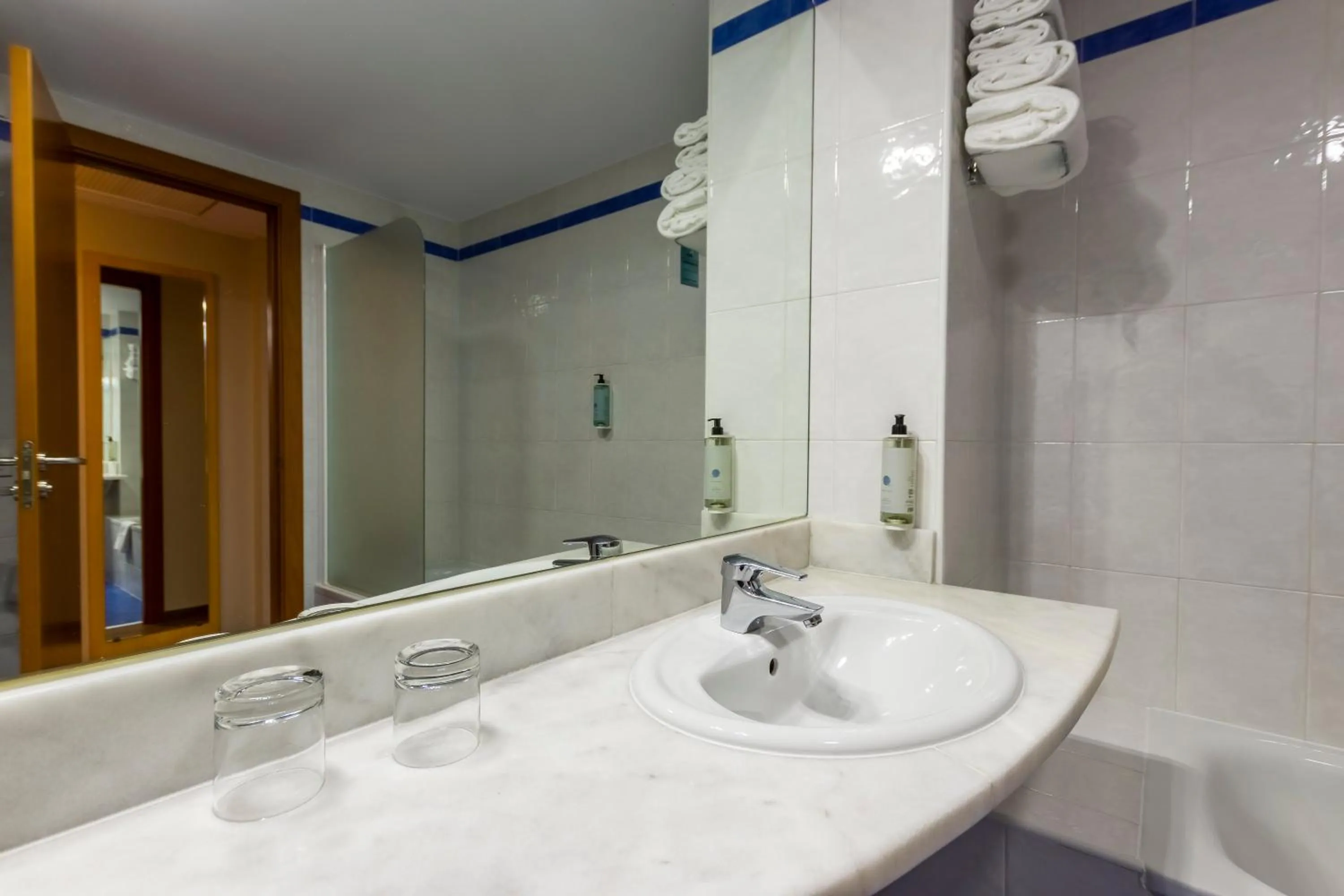 Bathroom in Travelodge Madrid Alcalá de Henares