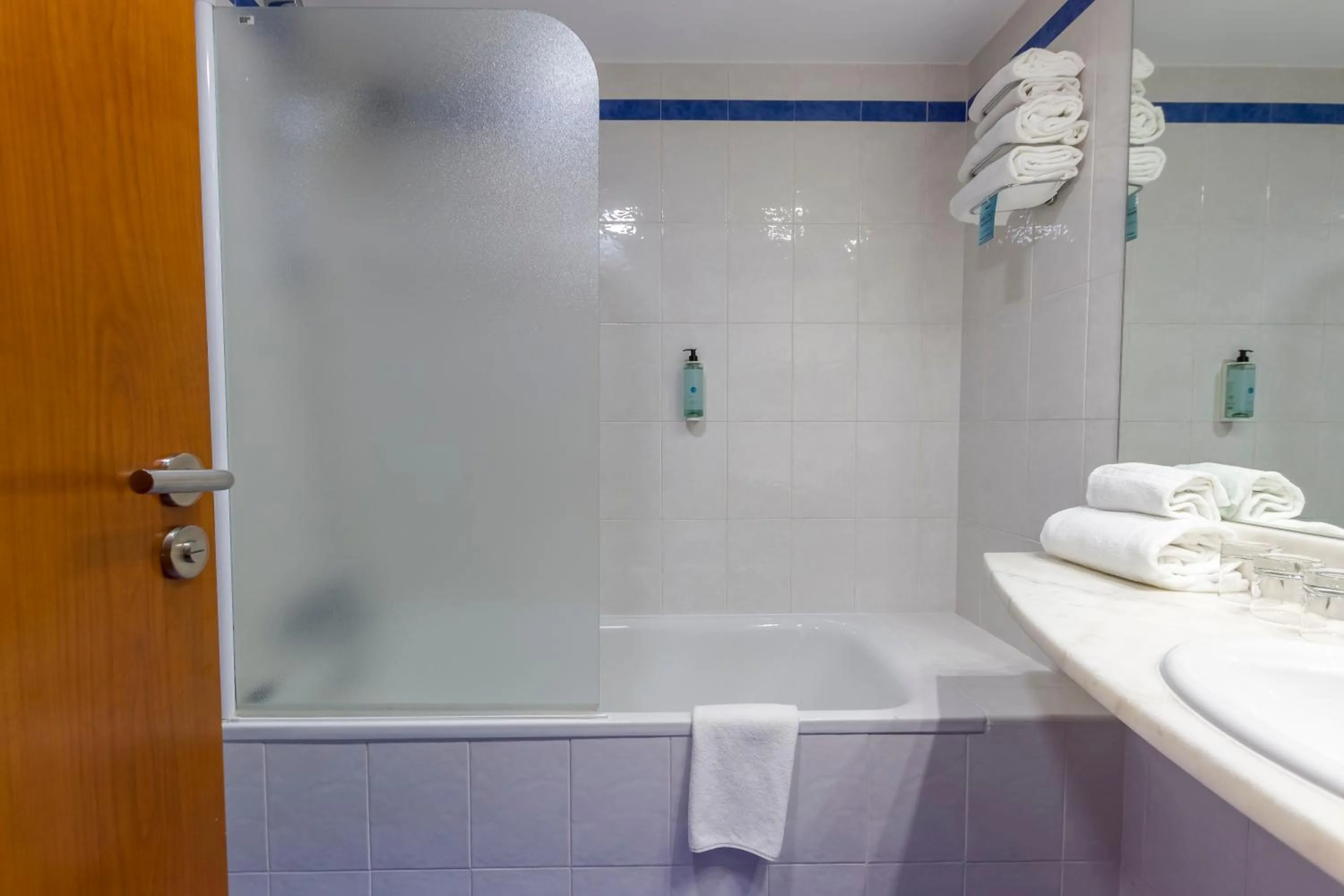 Bathroom in Travelodge Madrid Alcalá de Henares