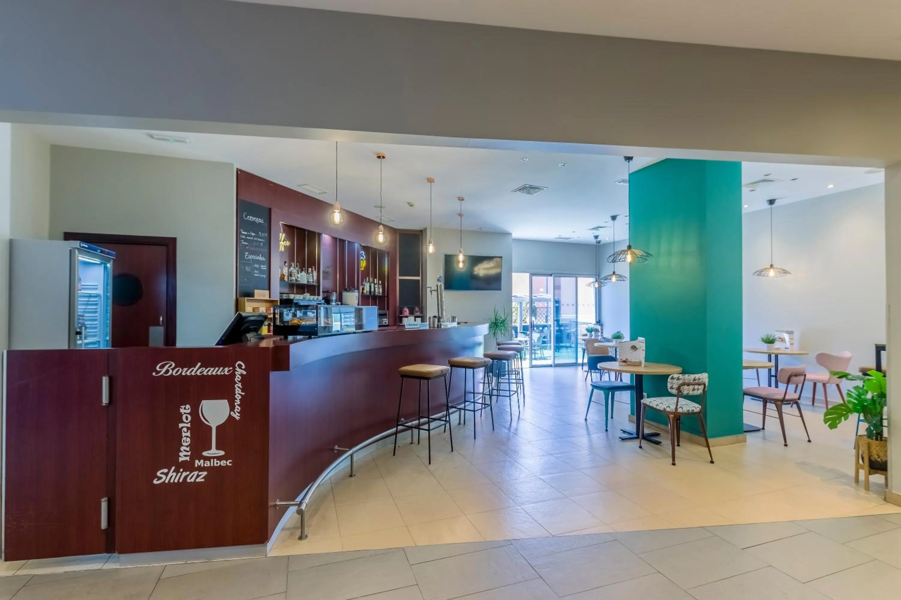 Lounge or bar in Travelodge Madrid Alcalá de Henares