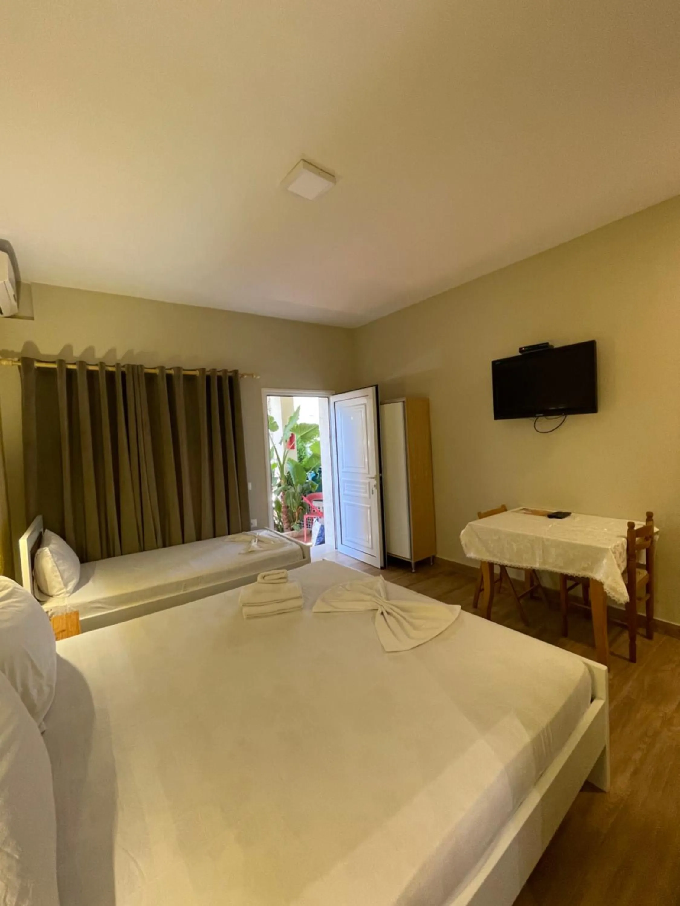 Communal lounge/ TV room, Bed in Vila Arial