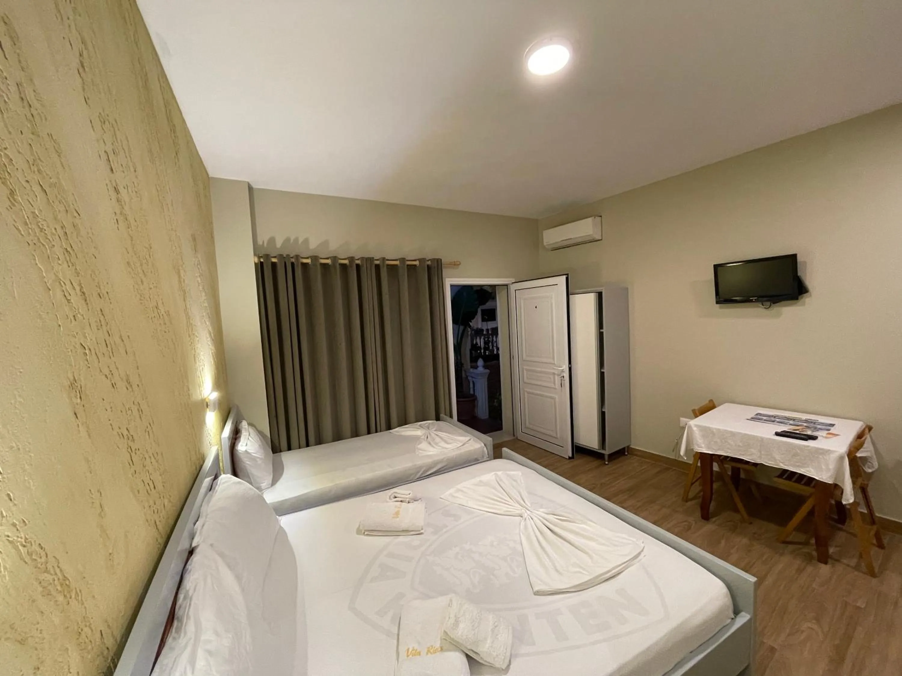 Communal lounge/ TV room, Bed in Vila Arial