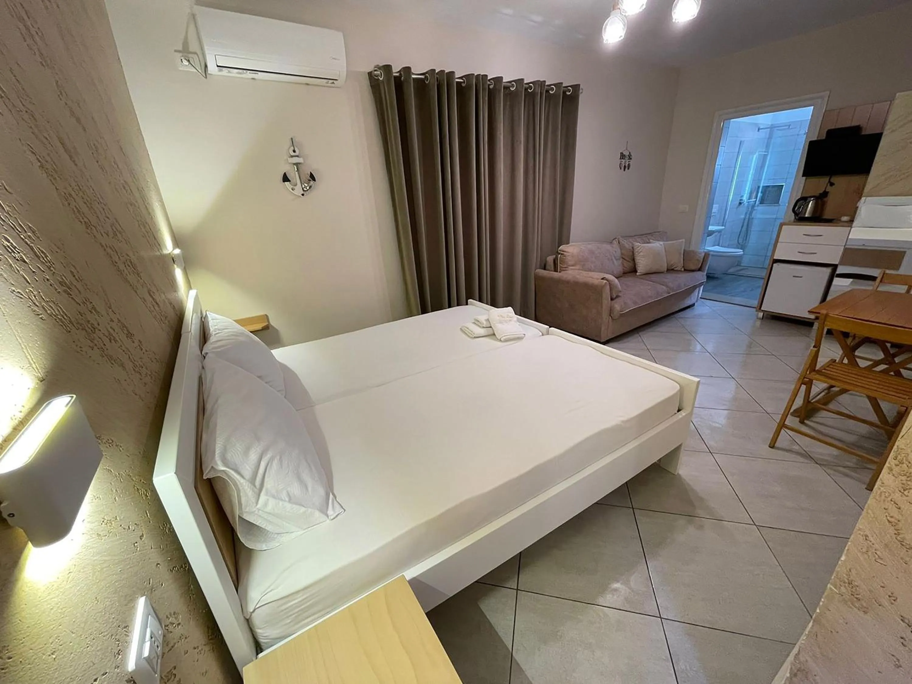 Communal lounge/ TV room, Bed in Vila Arial