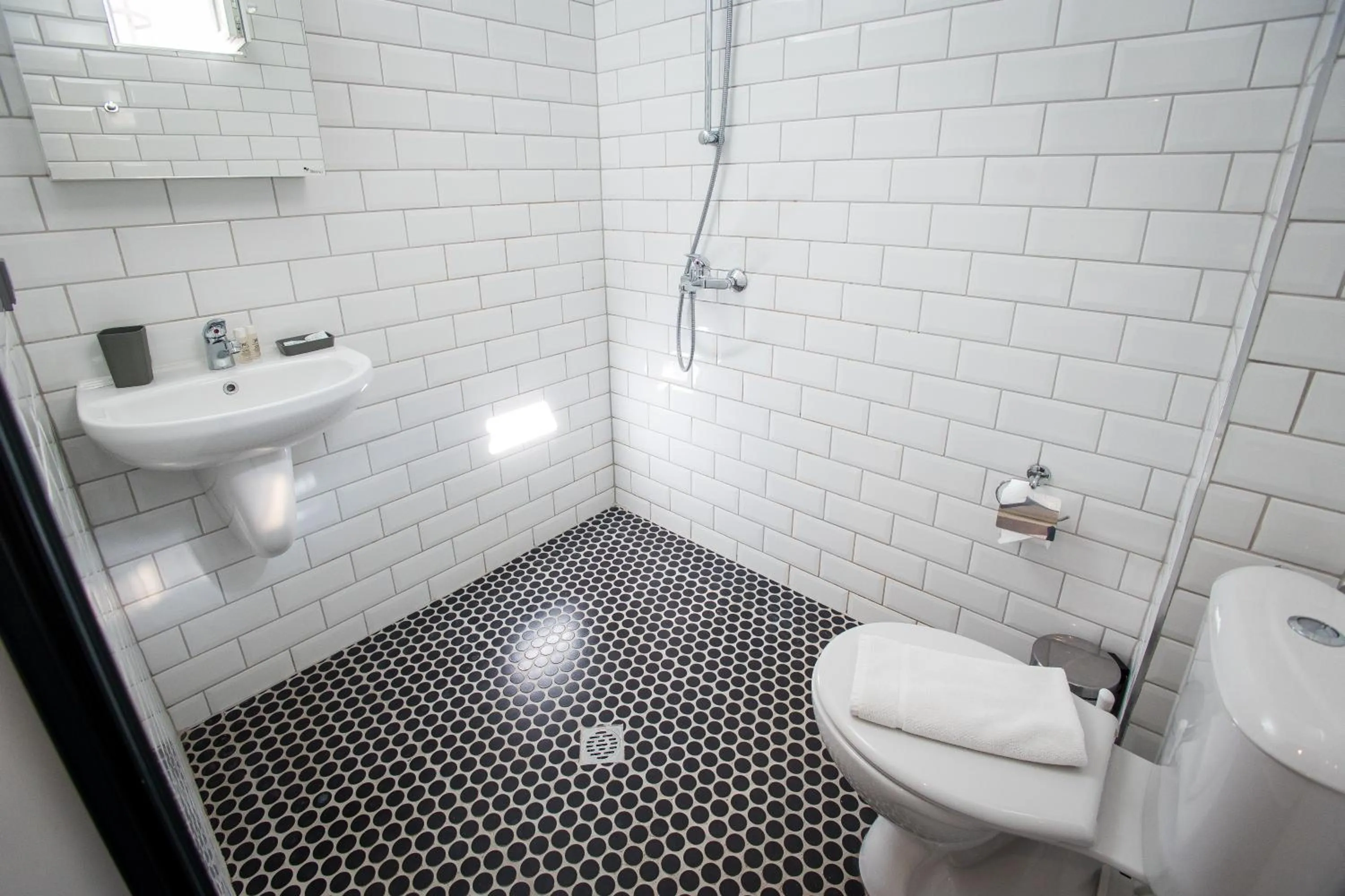 Shower in DORM BG pet-friendly Aparthotel