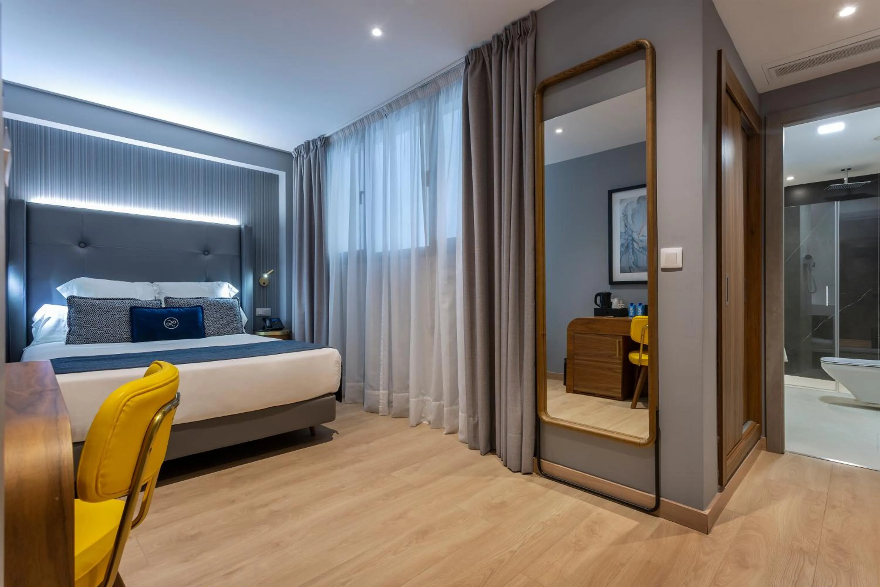 Bedroom, Bed in Hotel Lima - Adults Recommended