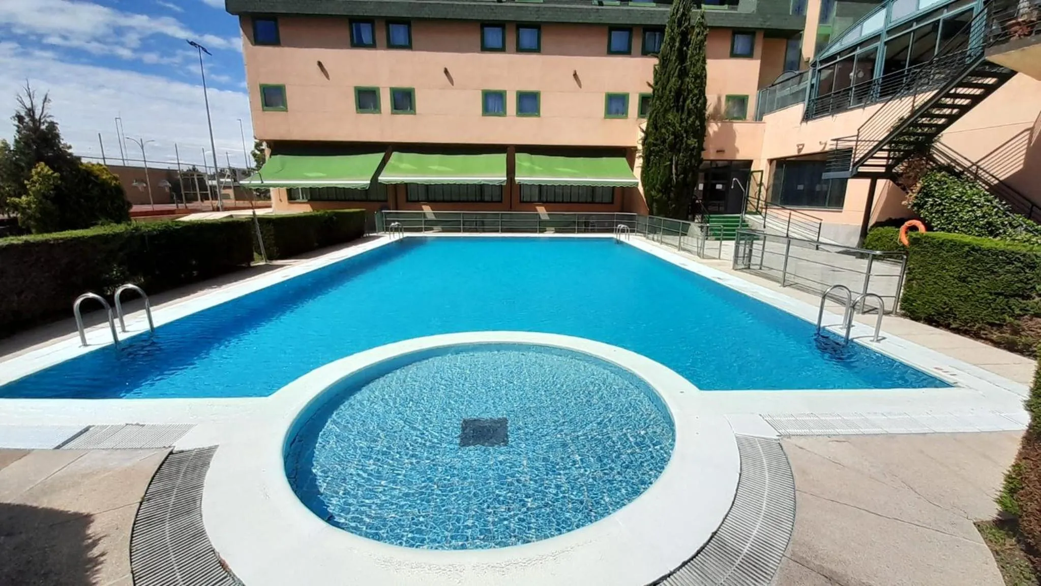 Swimming pool in Hotel Alda Río Tormes