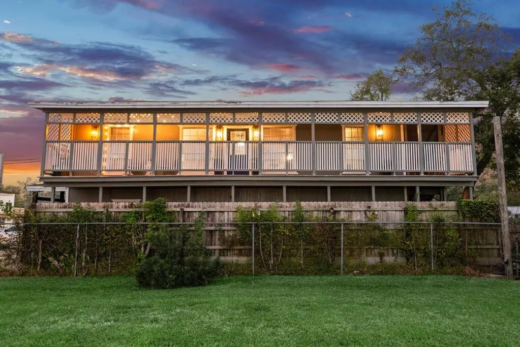 Property building in Sunnyside Retreat