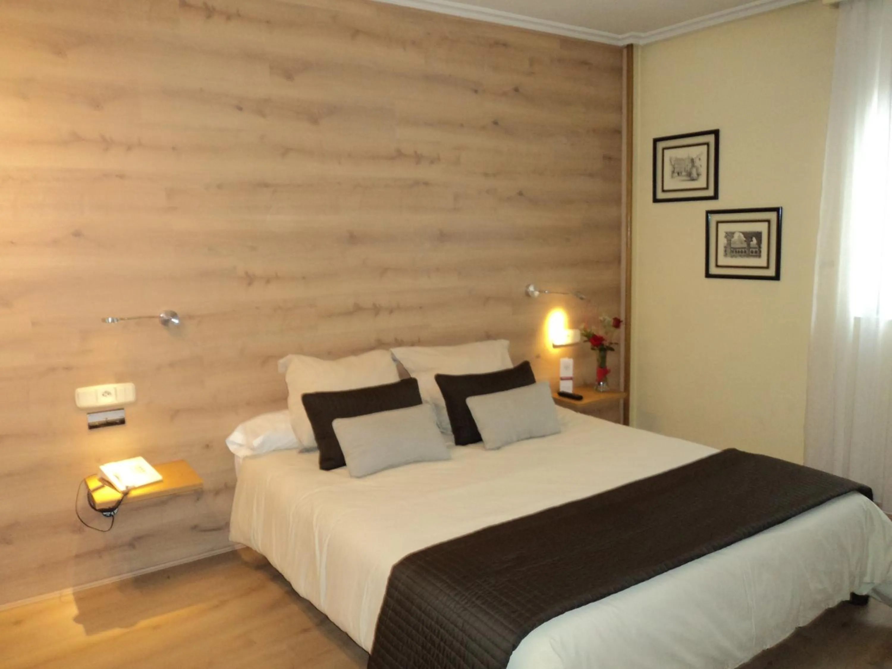 Bed in Hotel Helmántico