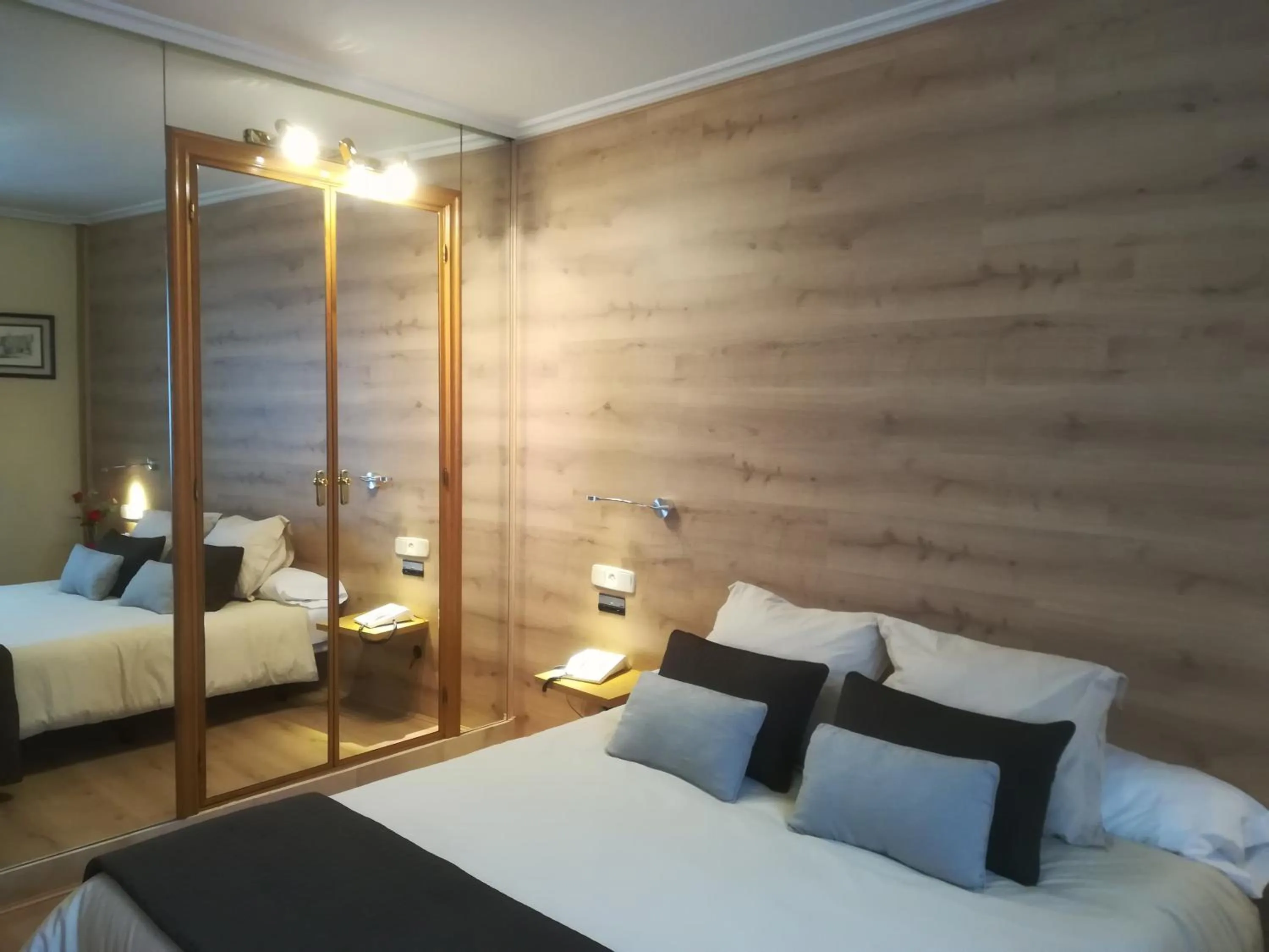 Bed in Hotel Helmántico