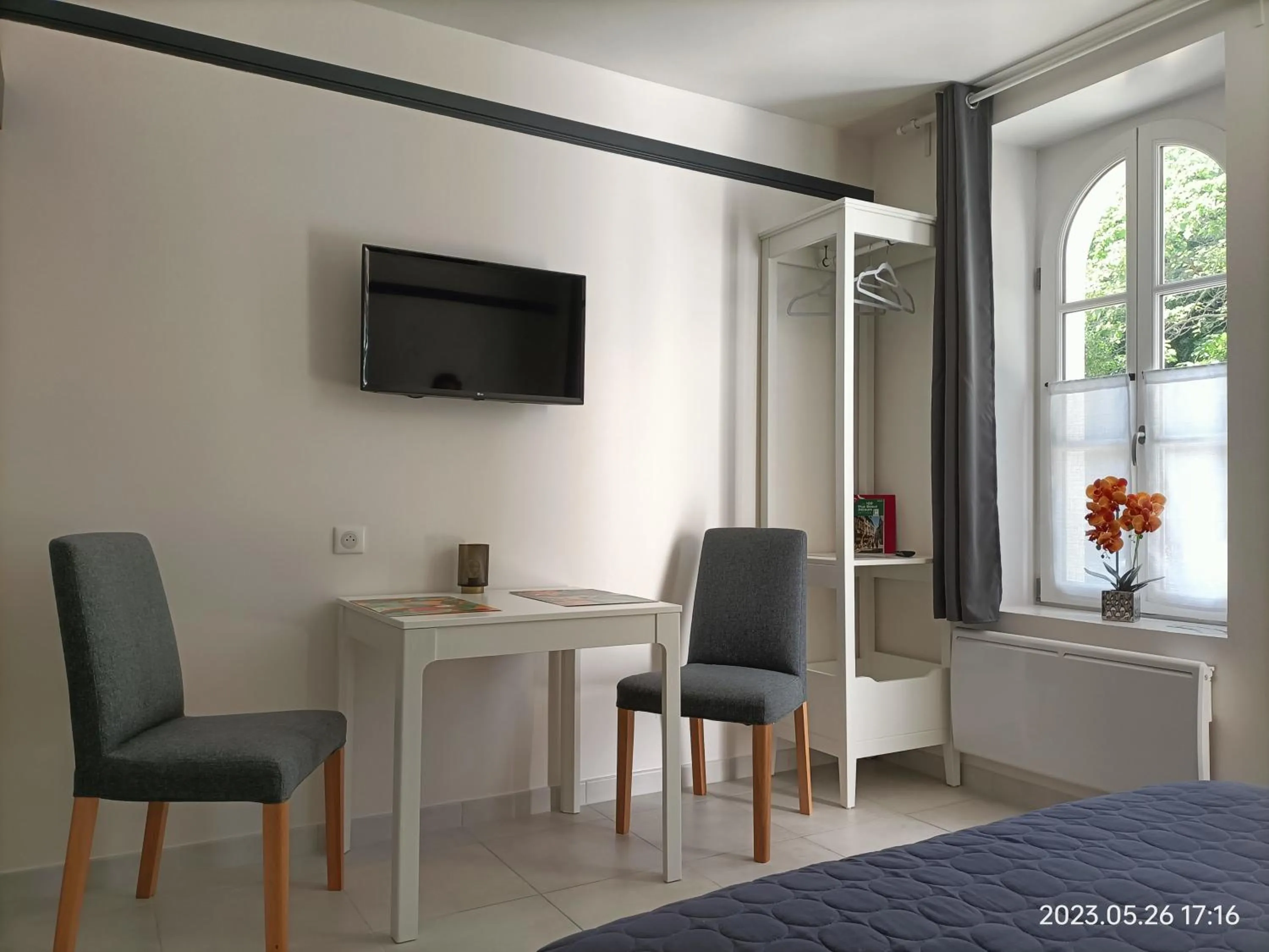 TV and multimedia, TV/Entertainment Center in VILLA ESPERANZA Chambre 2 proche Zoo de Beauval et Châteaux de La Loire