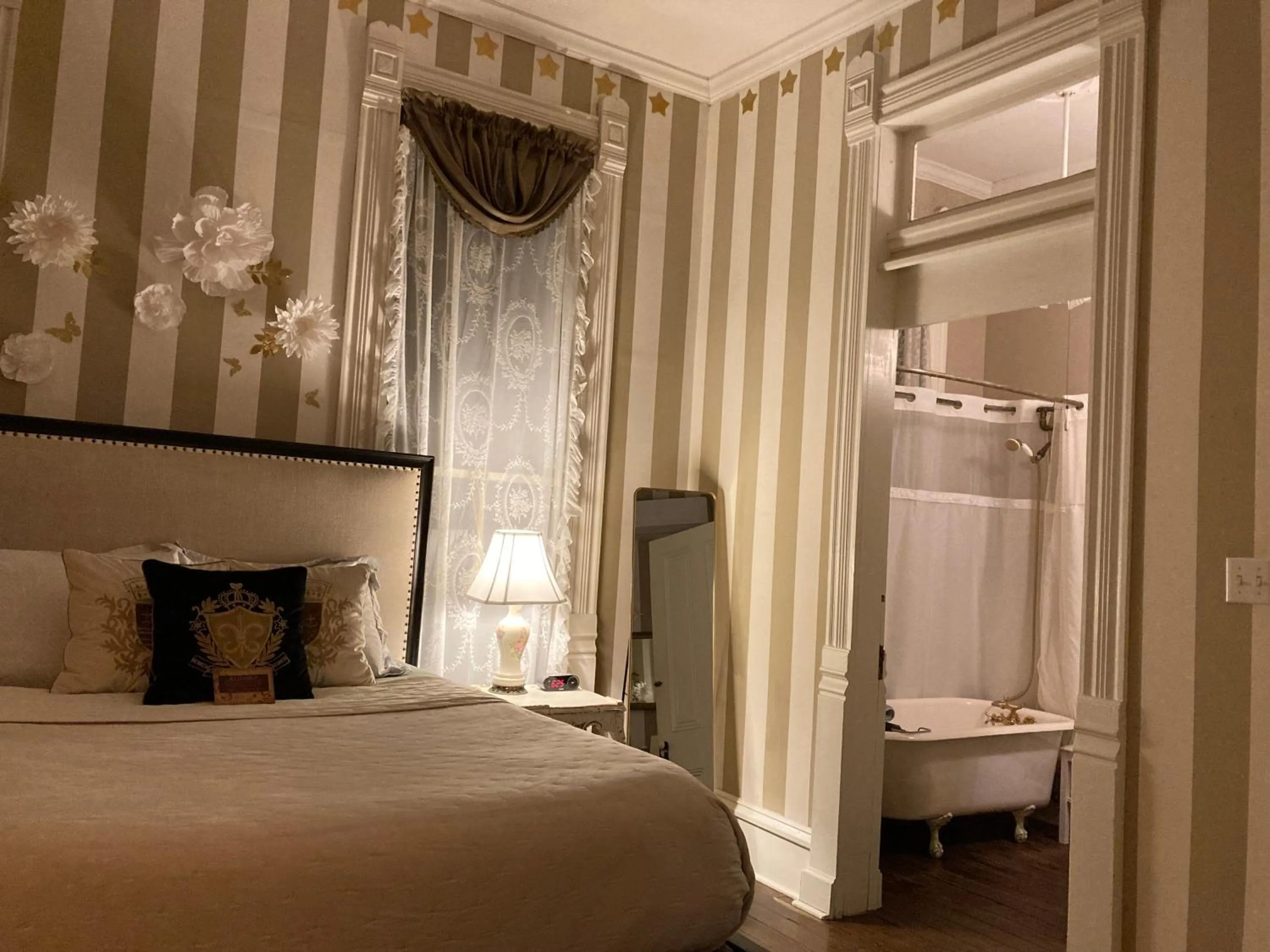 Bathroom, Bed in Coppersmith Inn Bed And Breakfast