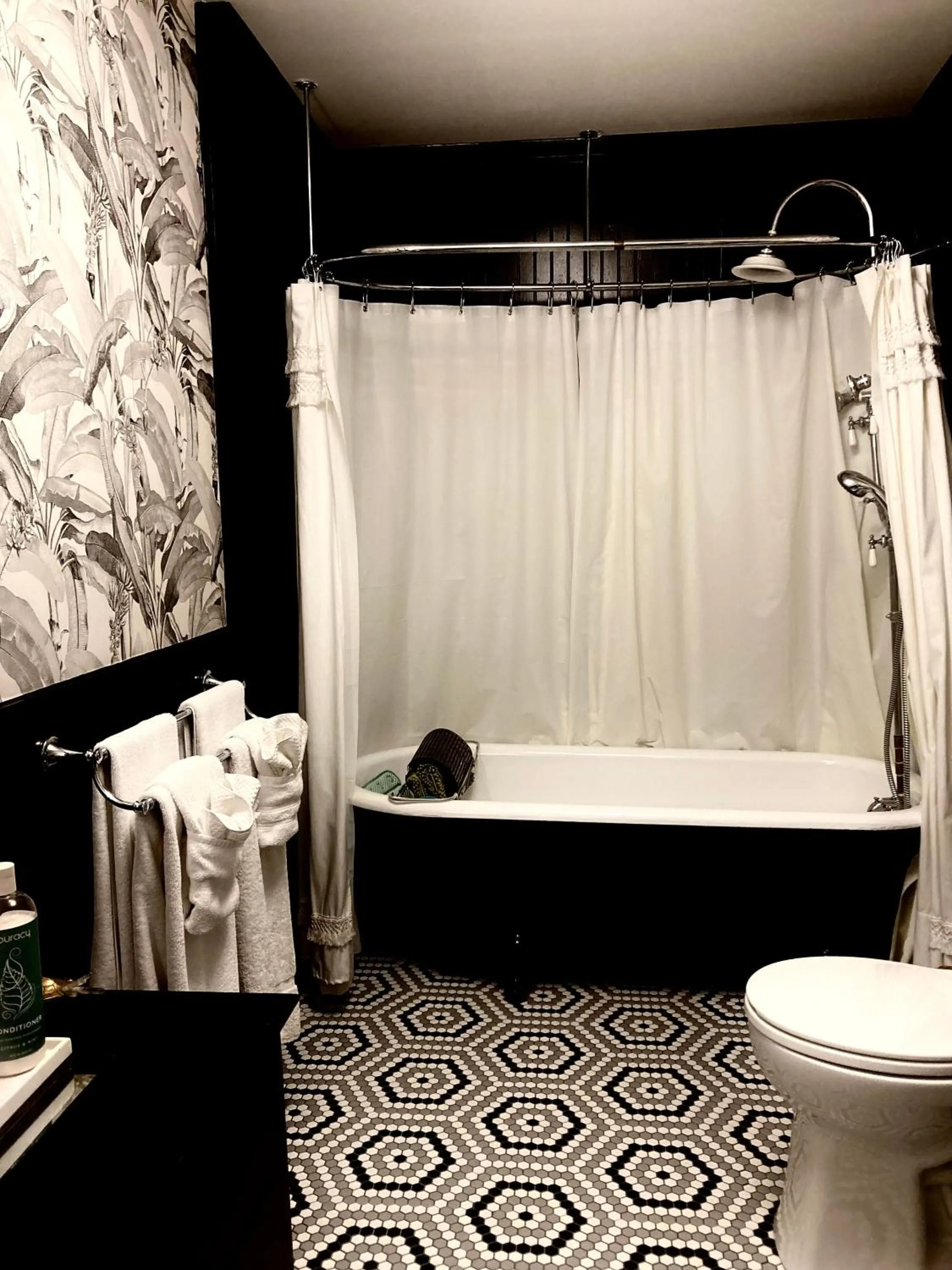 Shower in Coppersmith Inn Bed And Breakfast