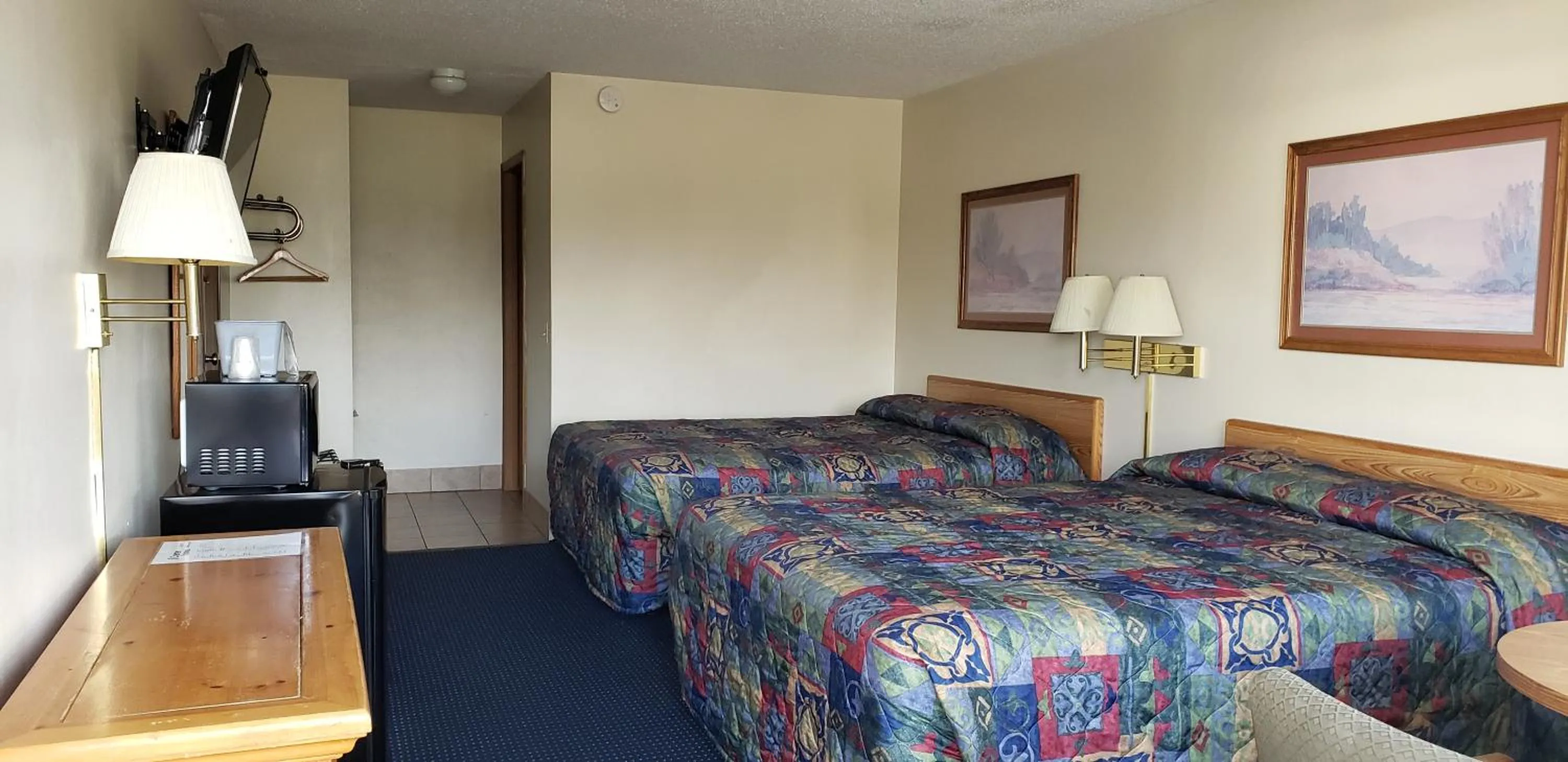 Photo of the whole room in Dells Park Motel