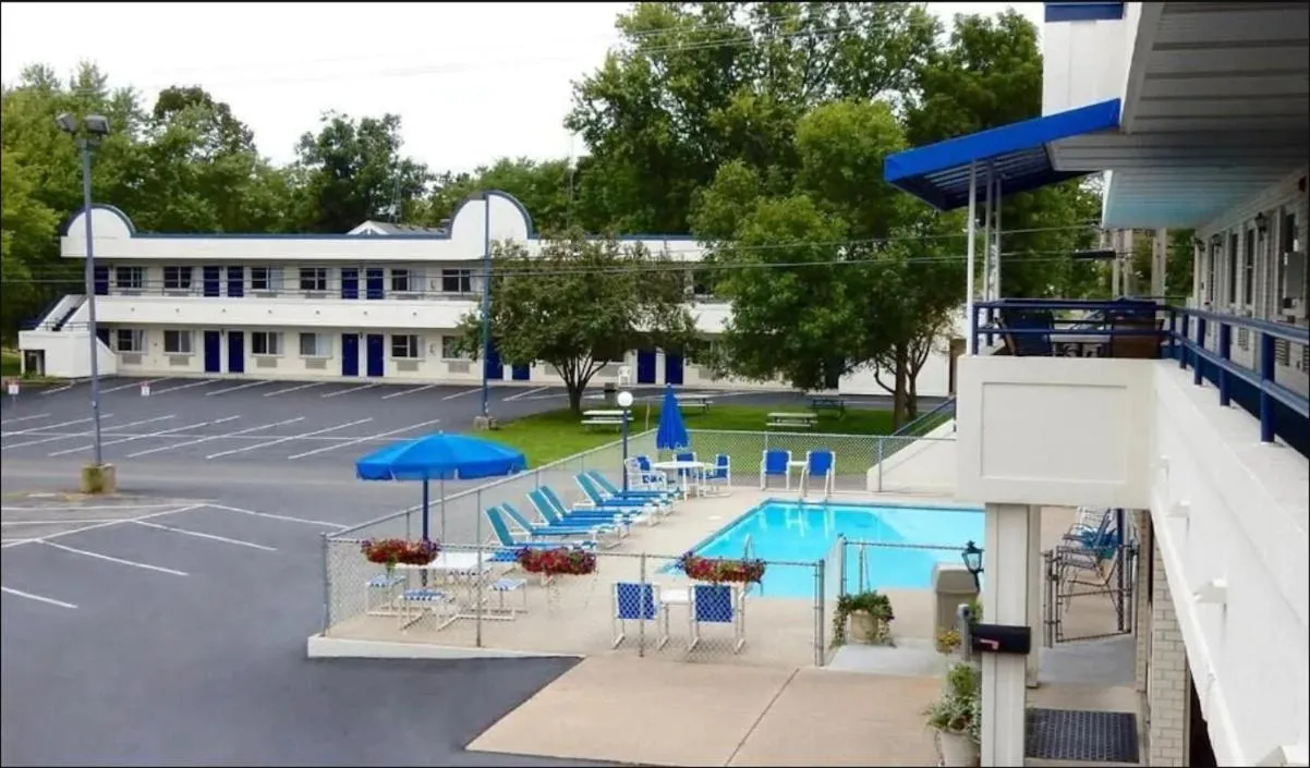 Swimming pool in Dells Park Motel