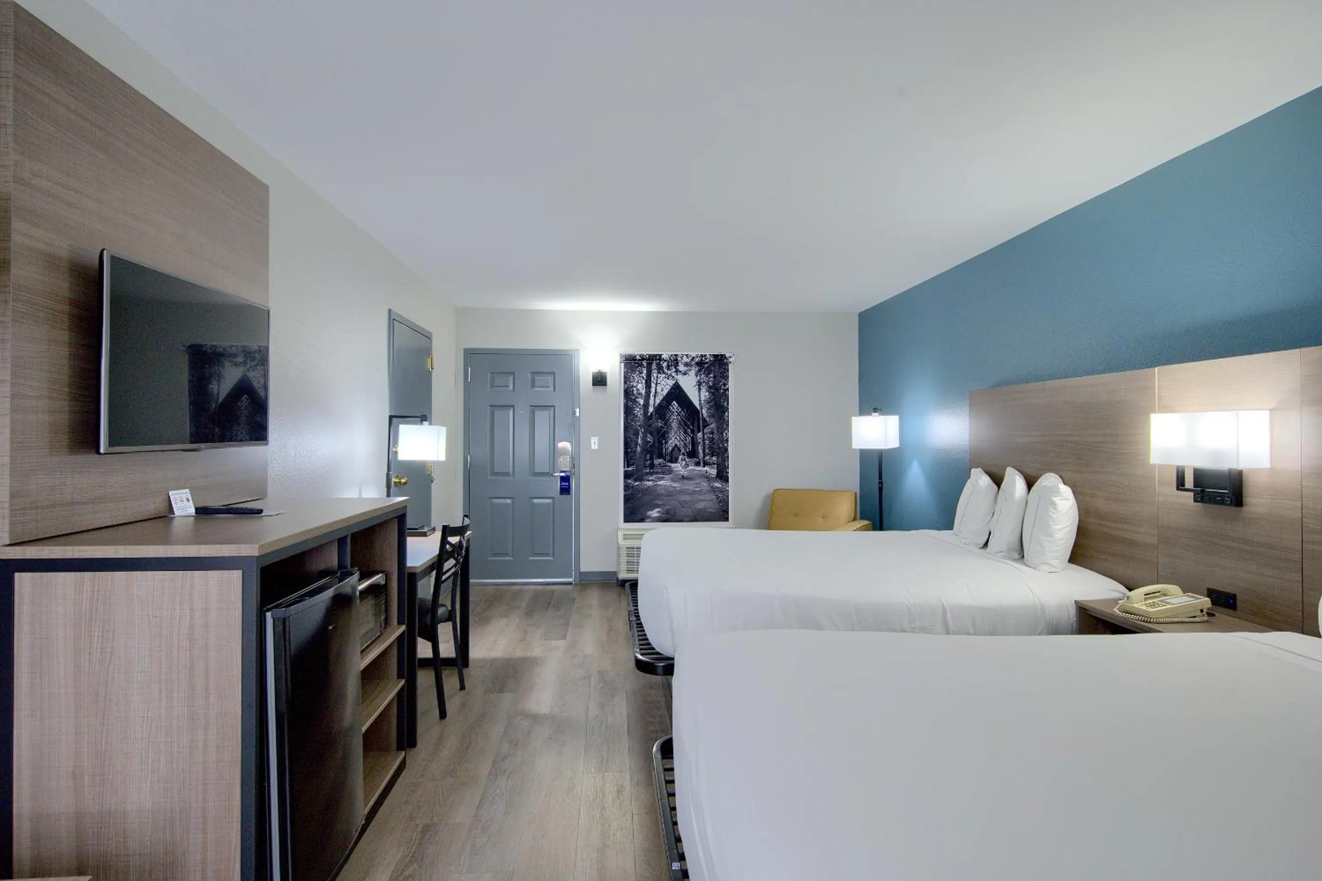 Photo of the whole room, Bed in Hot Springs Village Inn