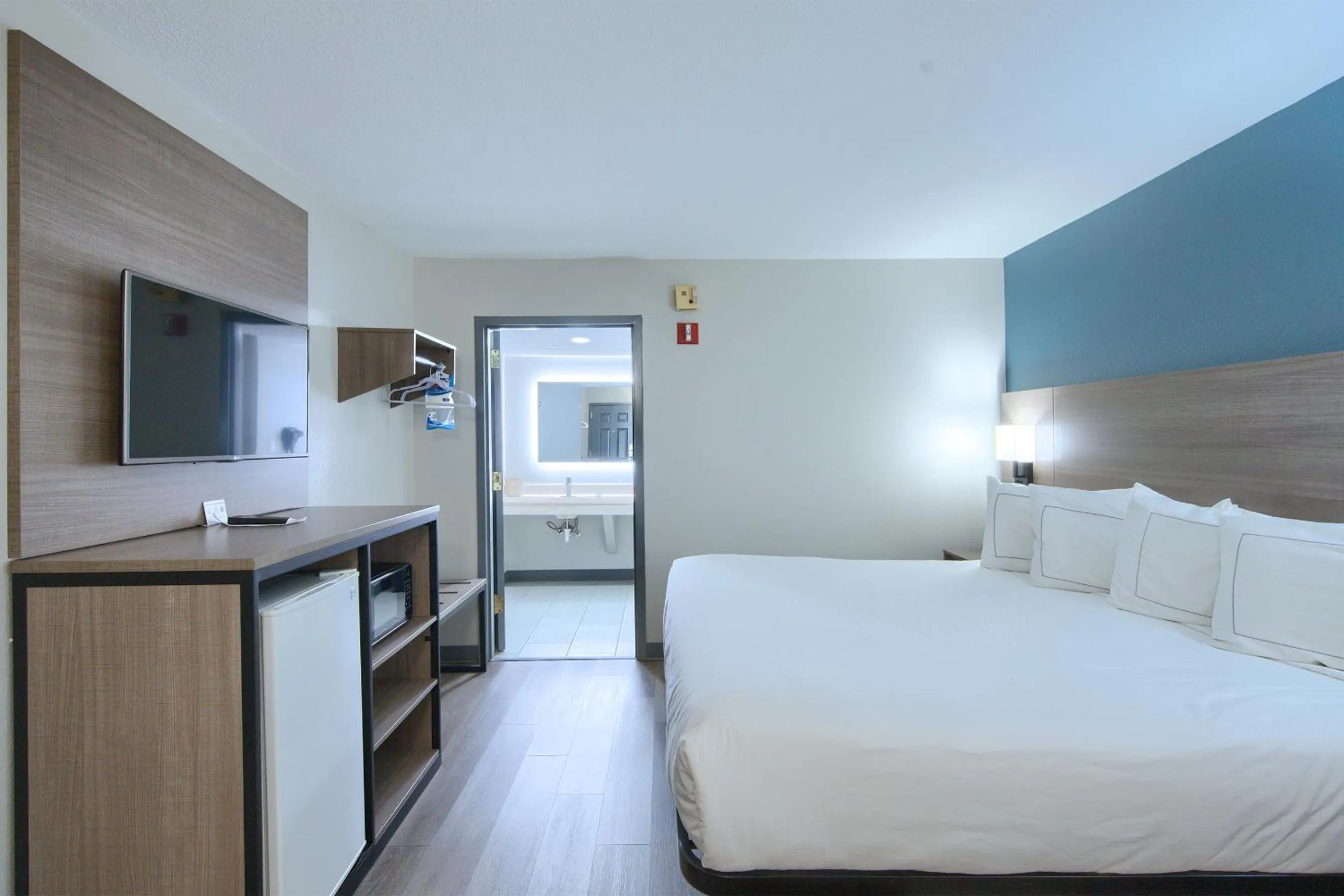 Photo of the whole room, Bed in Hot Springs Village Inn