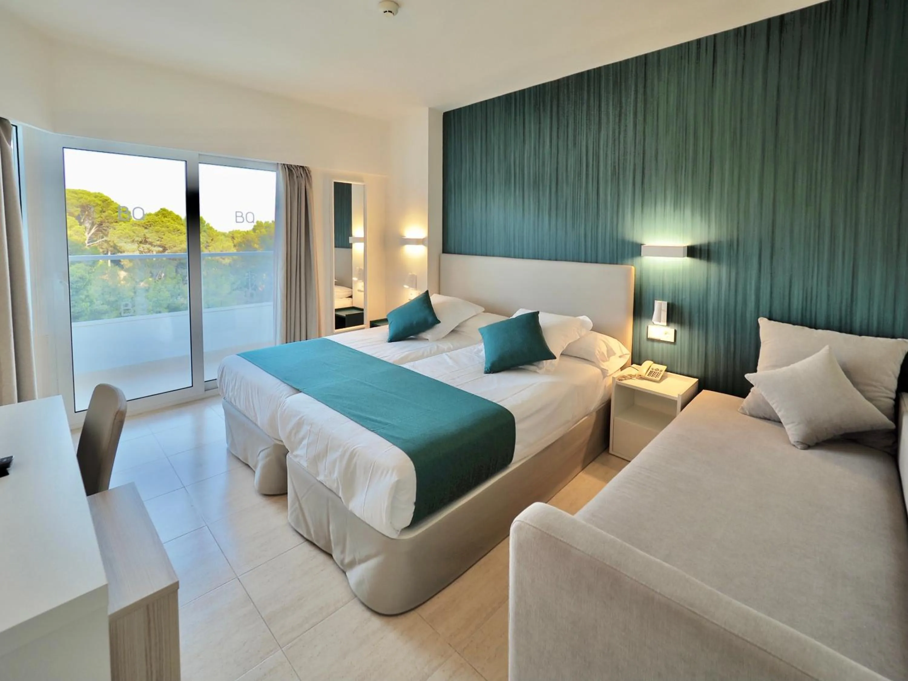 Bedroom, Bed in BQ Belvedere Hotel