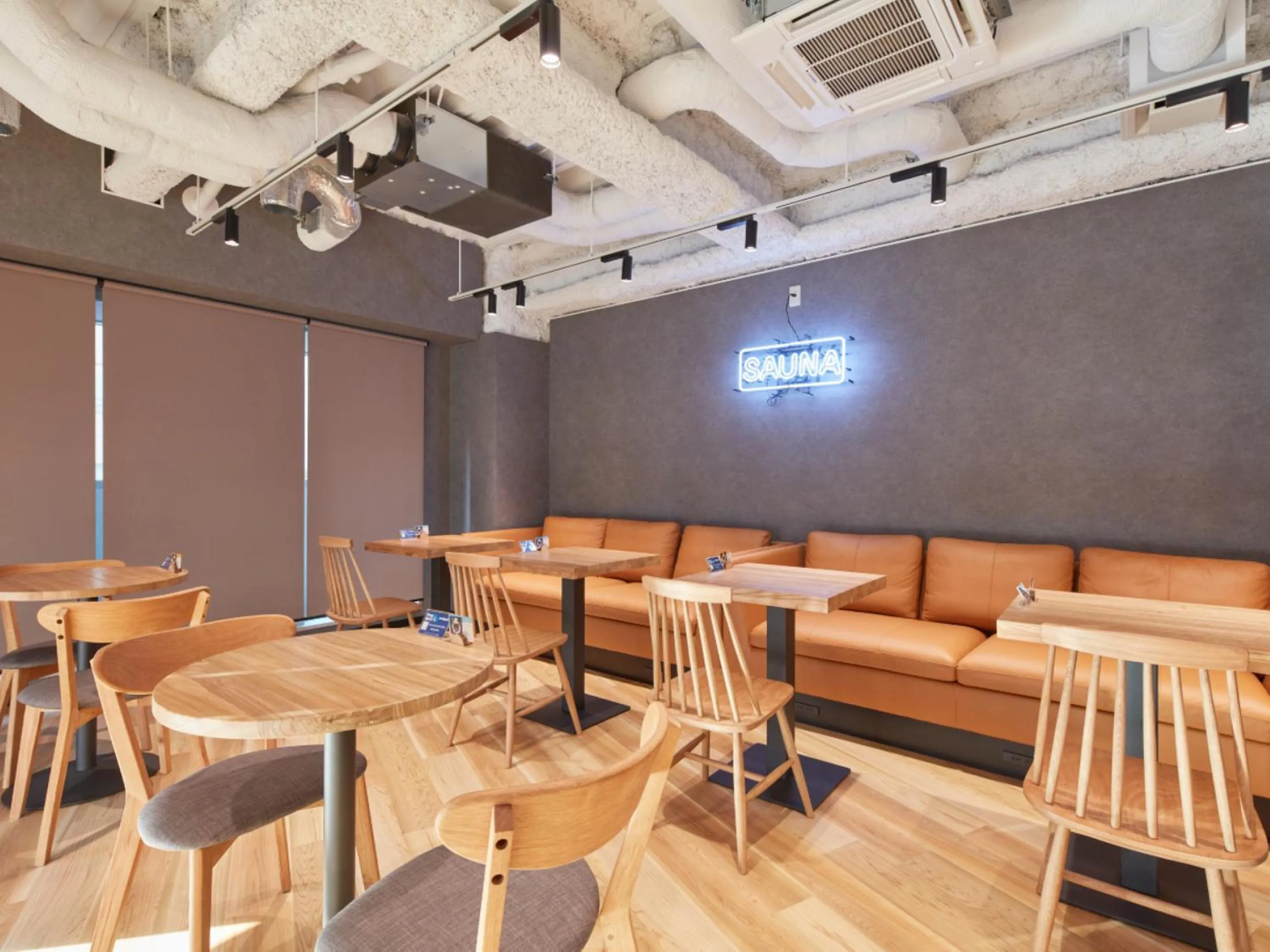 Communal lounge/ TV room in Rembrandt Cabin & Spa Shimbashi - Caters to Men