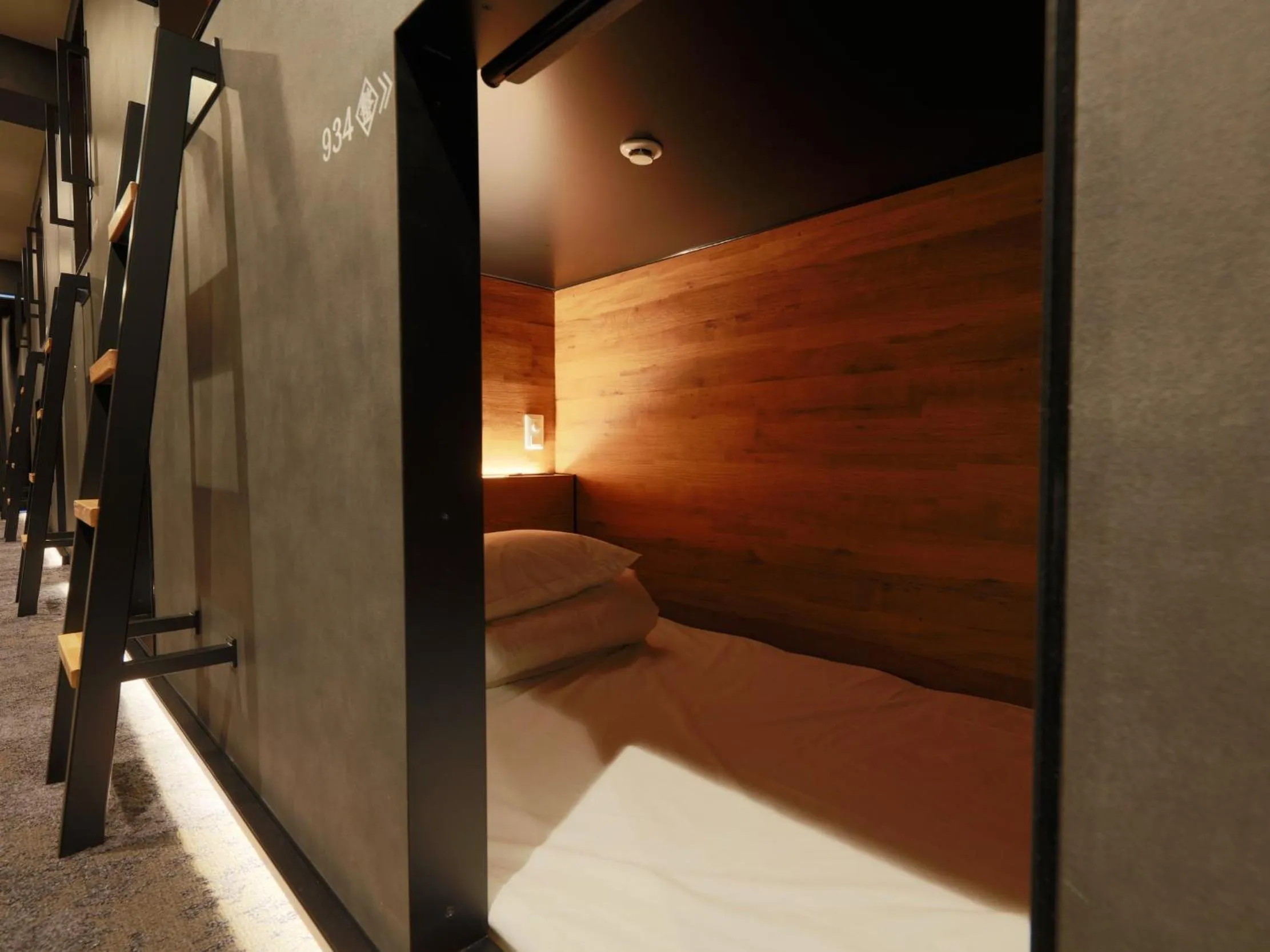 Bed in Rembrandt Cabin & Spa Shimbashi - Caters to Men