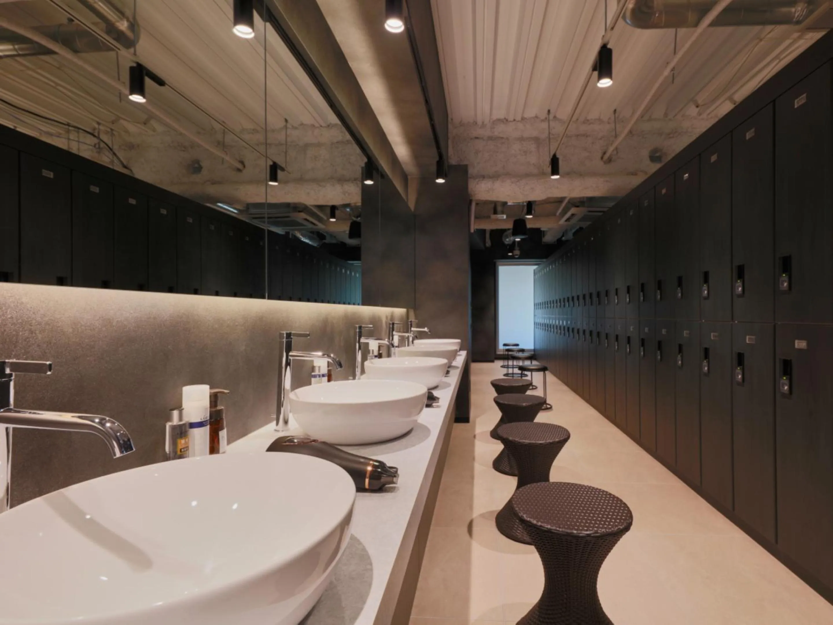 microwave in Rembrandt Cabin & Spa Shimbashi - Caters to Men