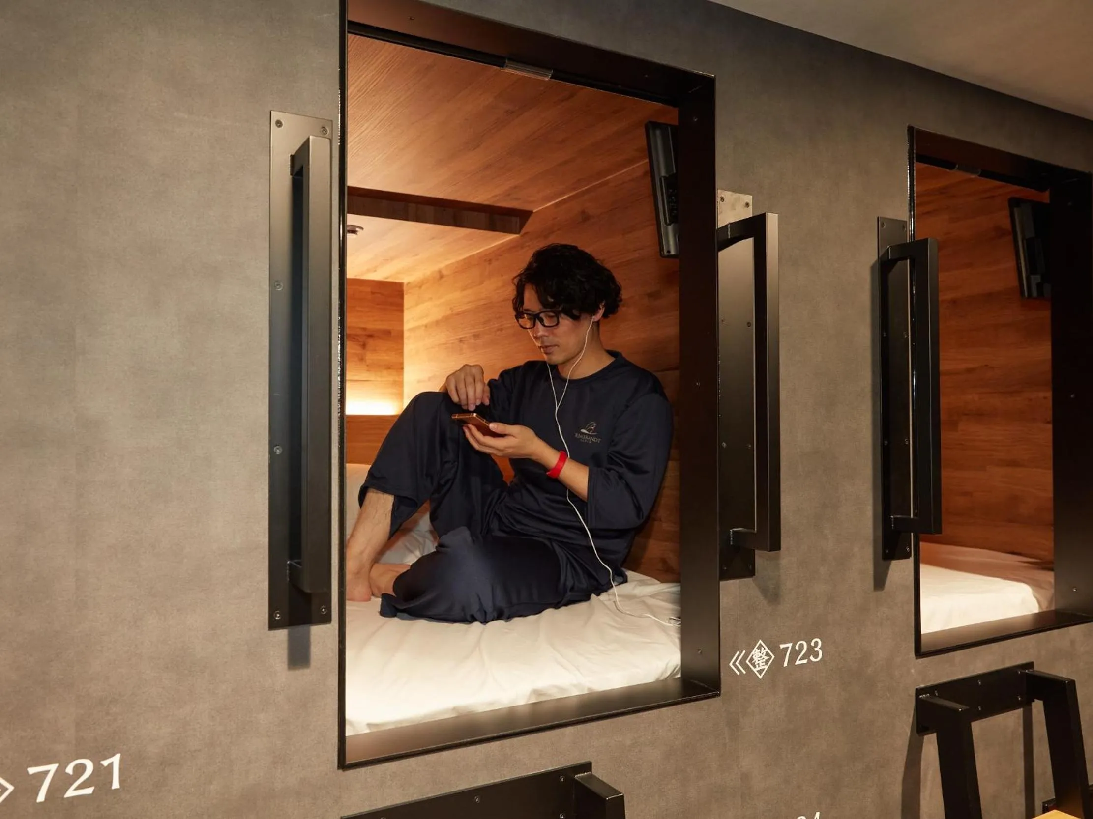 Bedroom in Rembrandt Cabin & Spa Shimbashi - Caters to Men