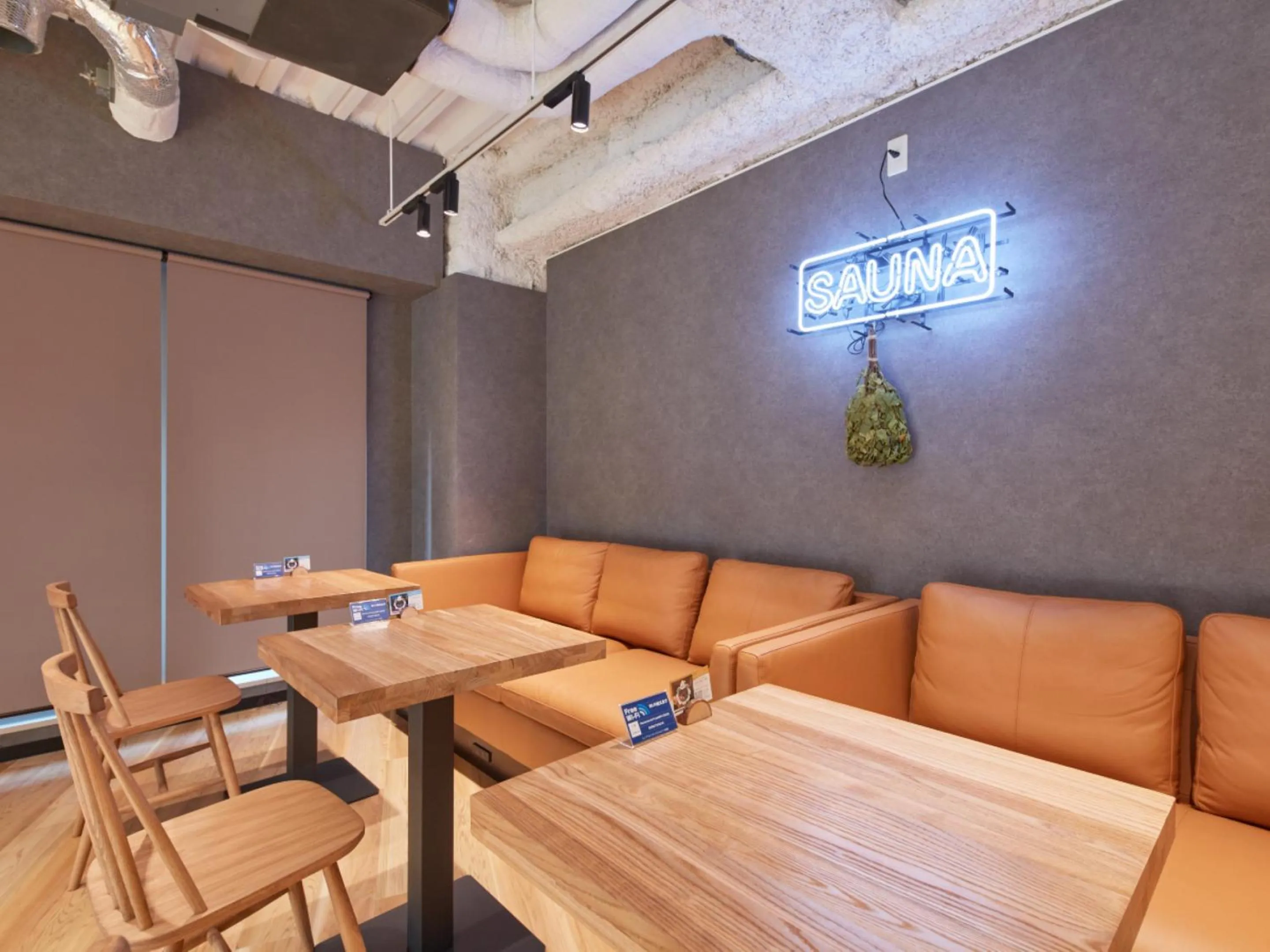 Communal lounge/ TV room in Rembrandt Cabin & Spa Shimbashi - Caters to Men