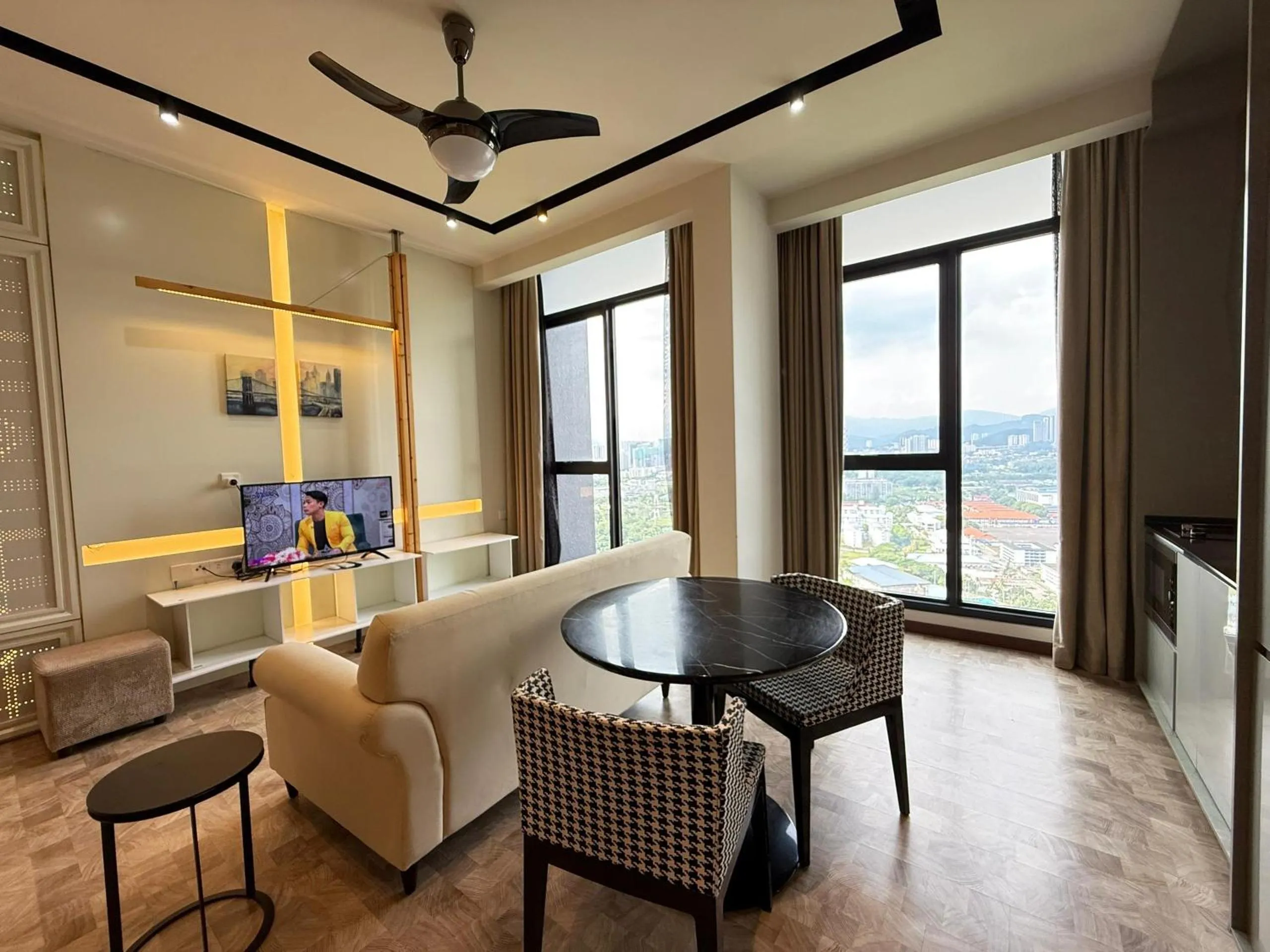 Expressionz Professional Suites by AURORA SUMMER SUITES